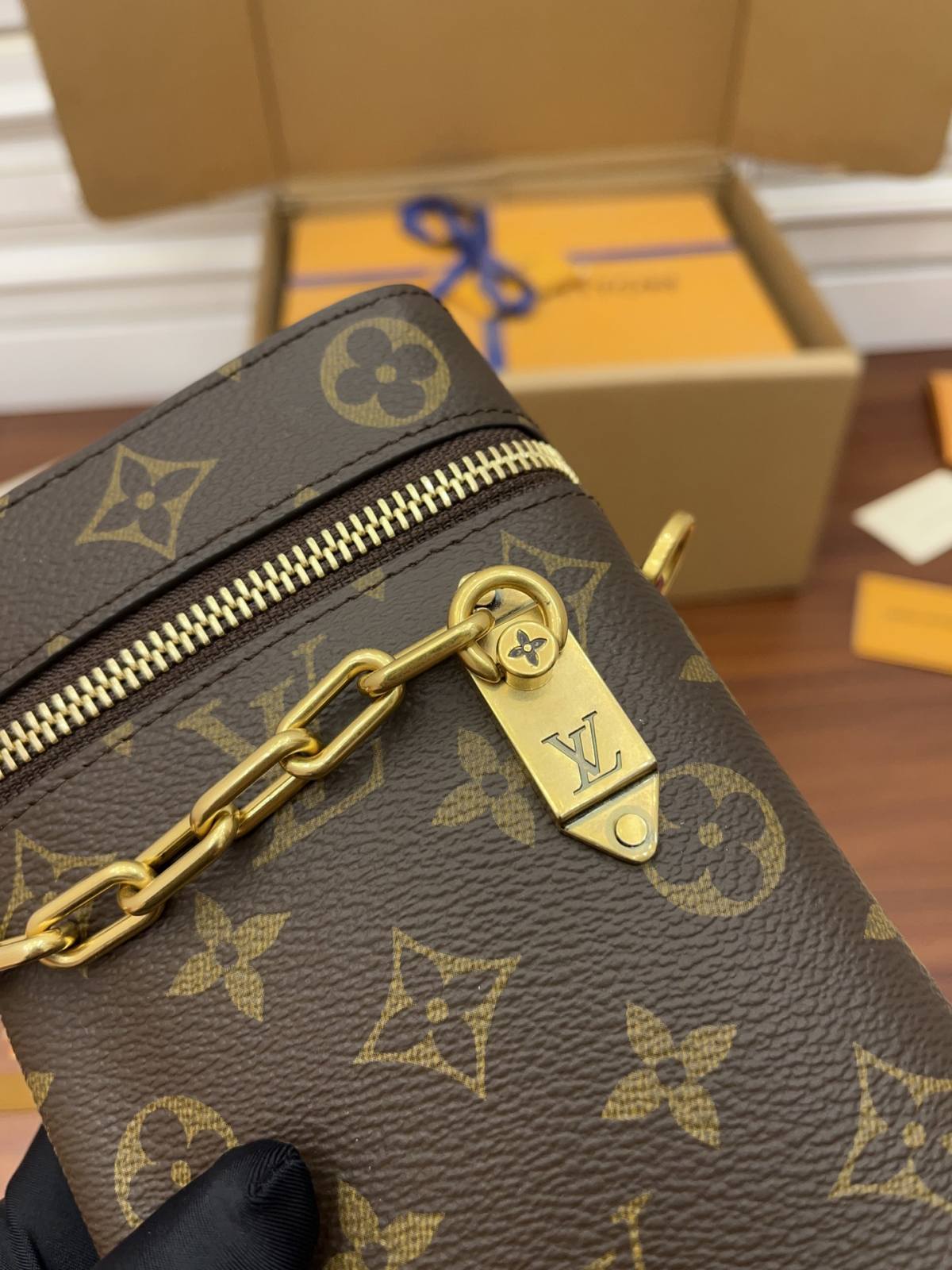 Ellebag Factory’s Replication Craftsmanship for Louis Vuitton PHONE BOX Handbag (M44914)-Negozio in linea della borsa falsa di Louis Vuitton di migliore qualità, borsa del progettista della replica ru