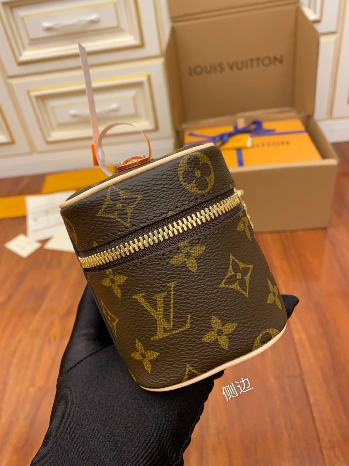 Ellebag Factory’s Replication Craftsmanship for Louis Vuitton Nice Nano Cosmetic Box (M44936)-Labākās kvalitātes viltotās Louis Vuitton somas tiešsaistes veikals, dizaineru somas kopija ru