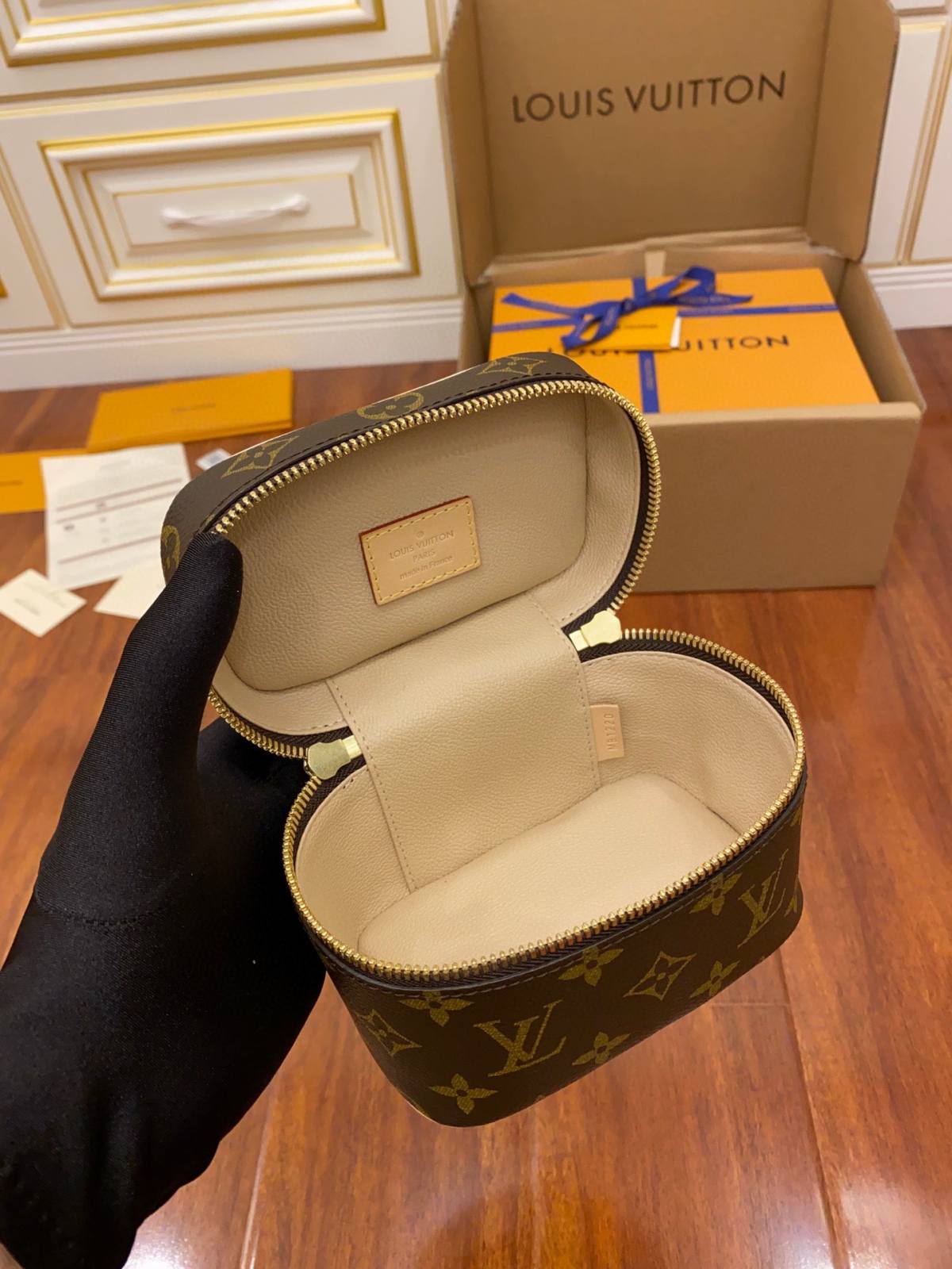 Ellebag Factory’s Replication Craftsmanship for Louis Vuitton Nice Nano Cosmetic Box (M44936)-Legjobb minőségű hamis Louis Vuitton táska online áruház, replika designer táska ru