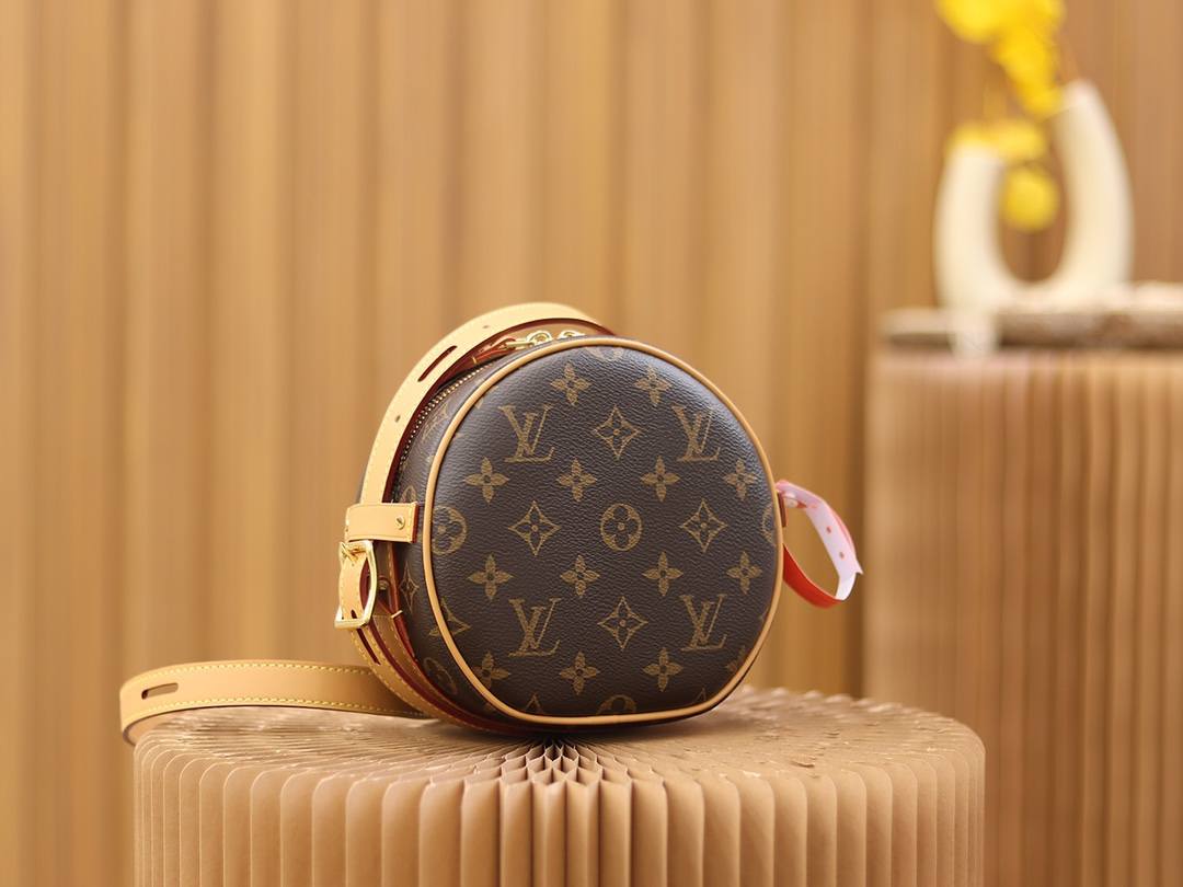 Ellebag Factory’s Replication Techniques for Louis Vuitton Boîte Chapeau Souple Bag (M45149)-ຄຸນະພາບທີ່ດີທີ່ສຸດ Fake Louis Vuitton Bag Online Store, Replica designer bag ru