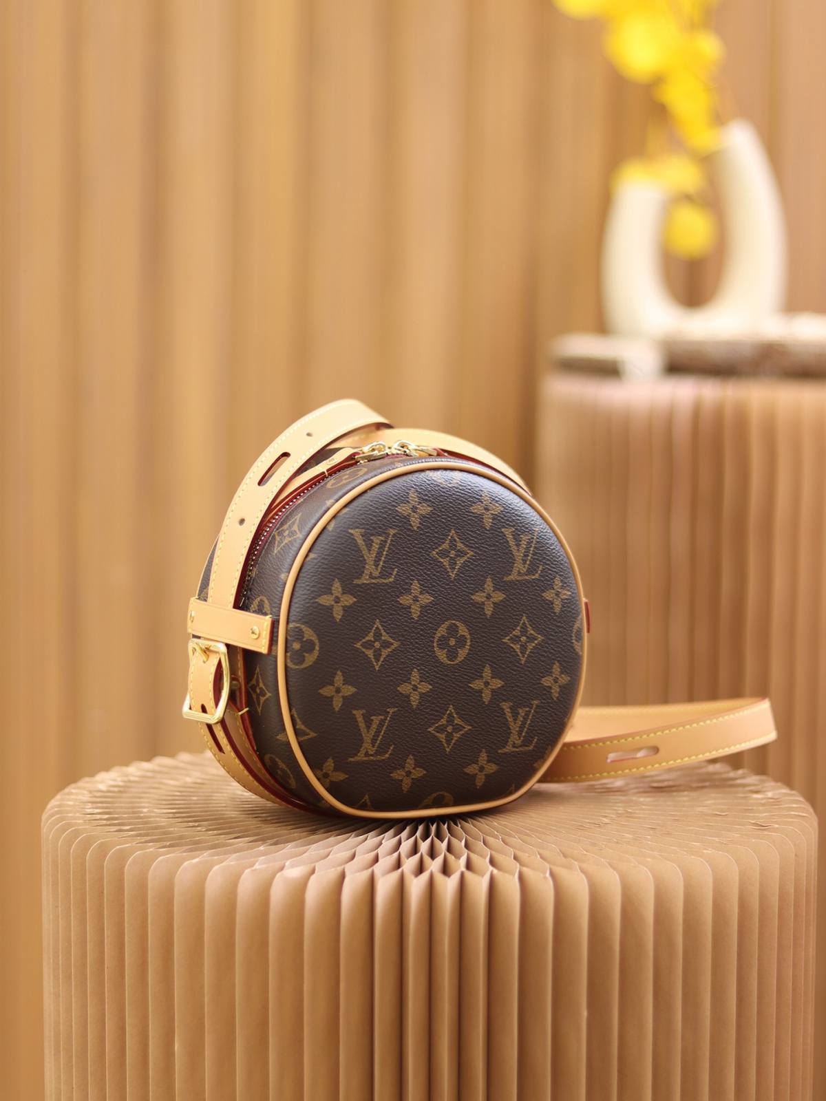 Ellebag Factory’s Replication Techniques for Louis Vuitton Boîte Chapeau Souple Bag (M45149)-ຄຸນະພາບທີ່ດີທີ່ສຸດ Fake Louis Vuitton Bag Online Store, Replica designer bag ru