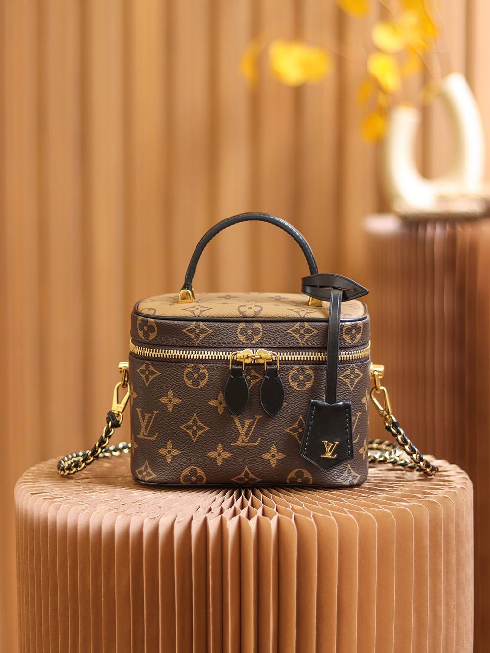 Ellebag Factory’s Replication Techniques for Louis Vuitton VANITY Small Handbag (M45165)-Best Quality Fake Louis Vuitton Bag Online Store ، حقيبة مصمم طبق الأصل ru