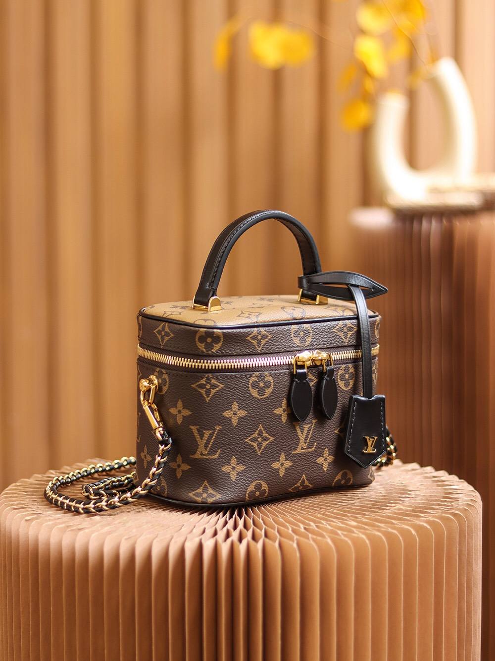 Ellebag Factory’s Replication Techniques for Louis Vuitton VANITY Small Handbag (M45165)-Ti o dara ju Didara iro Louis Vuitton apo Online itaja, Ajọra onise apo ru