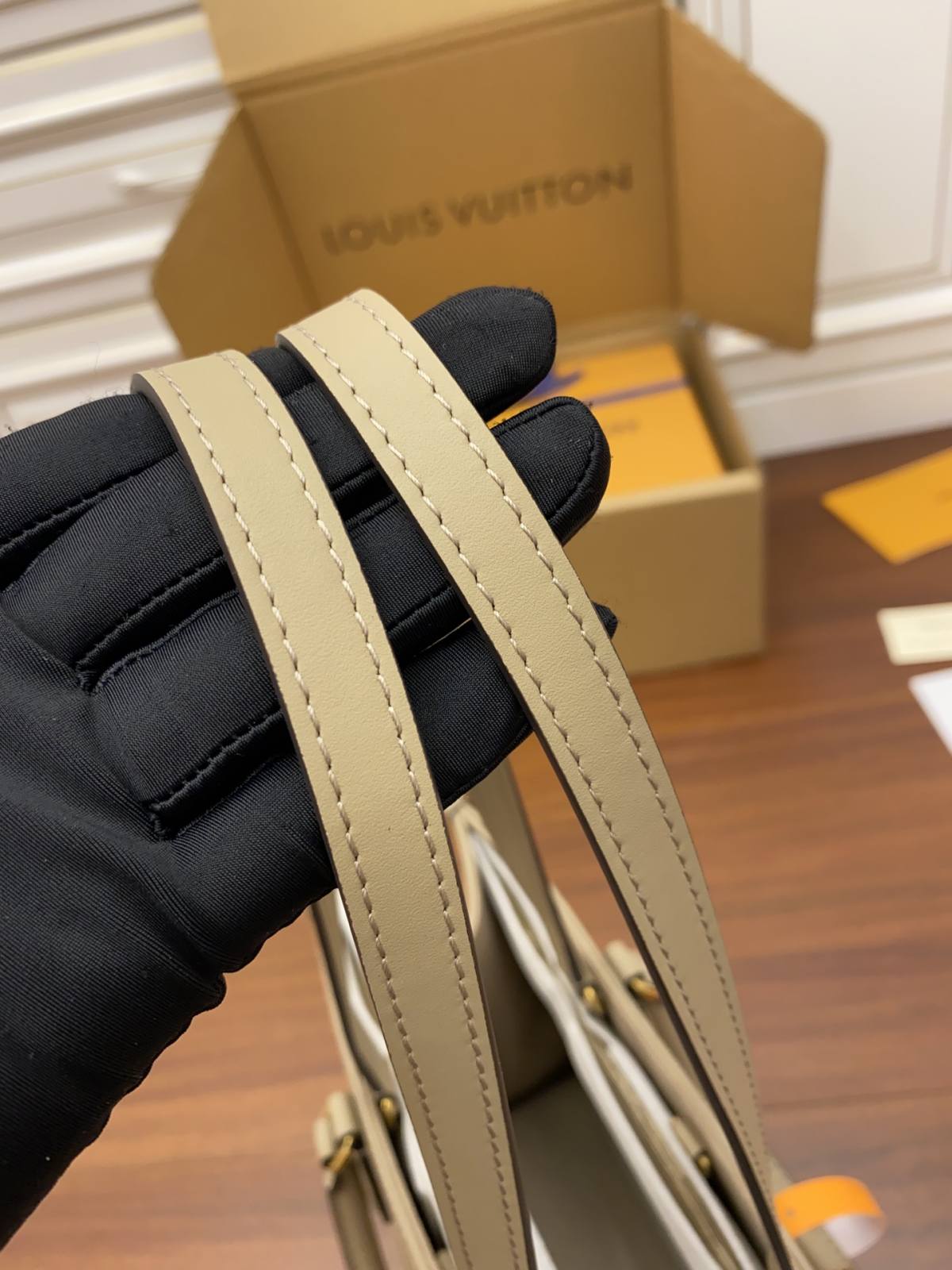 Ellebag Factory’s Replication Techniques for Louis Vuitton M45494 Elephant Gray Print ONTHEGO Small Handbag-最高品質の偽のルイヴィトンバッグオンラインストア、レプリカデザイナーバッグru