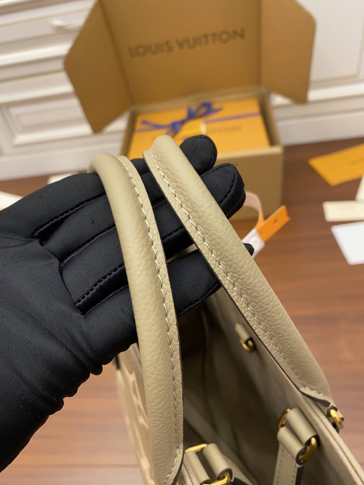 Ellebag Factory’s Replication Techniques for Louis Vuitton M45494 Elephant Gray Print ONTHEGO Small Handbag-最高品質の偽のルイヴィトンバッグオンラインストア、レプリカデザイナーバッグru