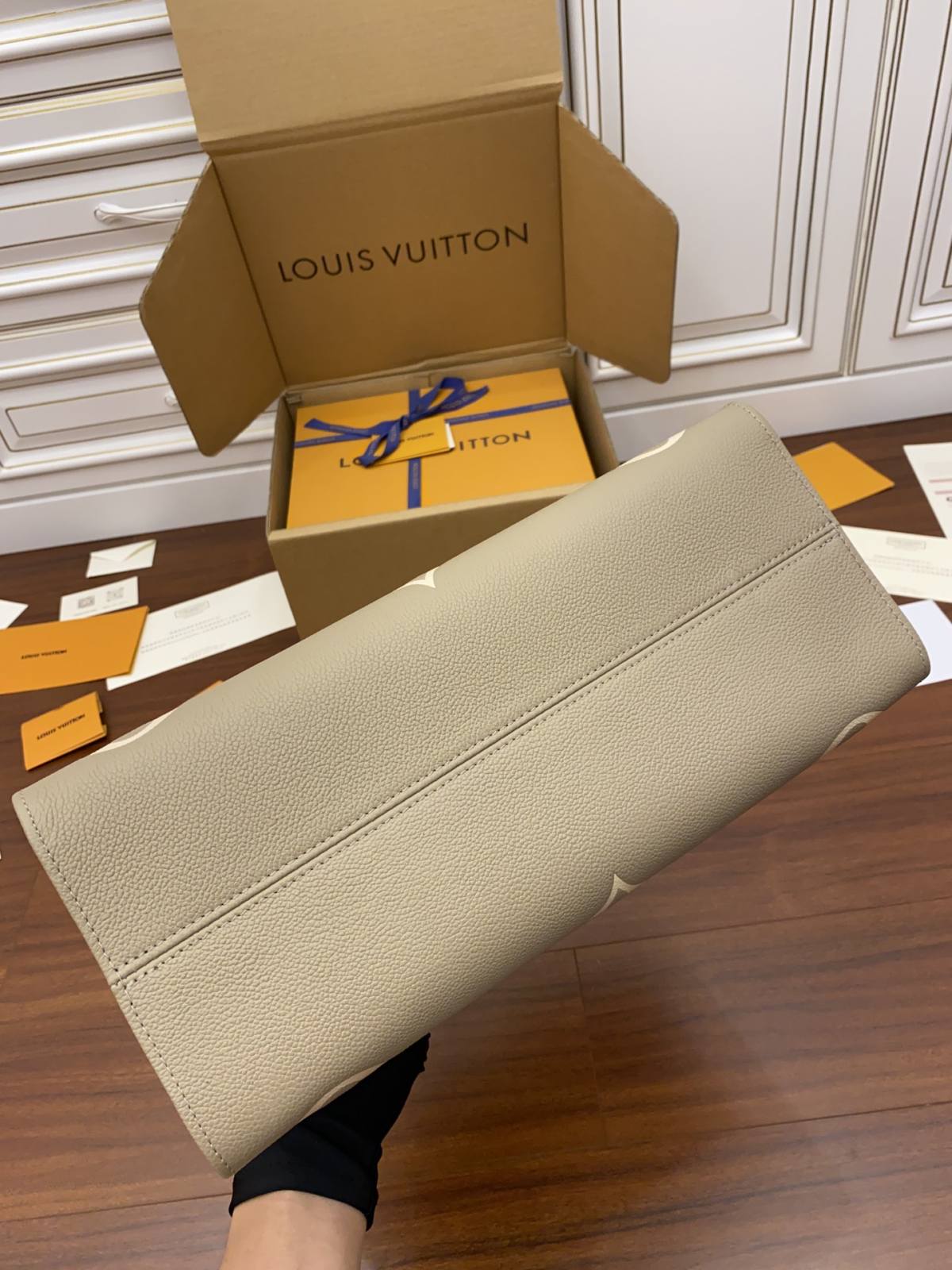 Ellebag Factory’s Replication Techniques for Louis Vuitton M45494 Elephant Gray Print ONTHEGO Small Handbag-Best Quality Fake Louis Vuitton Bag Online Store, Replica designer bag ru