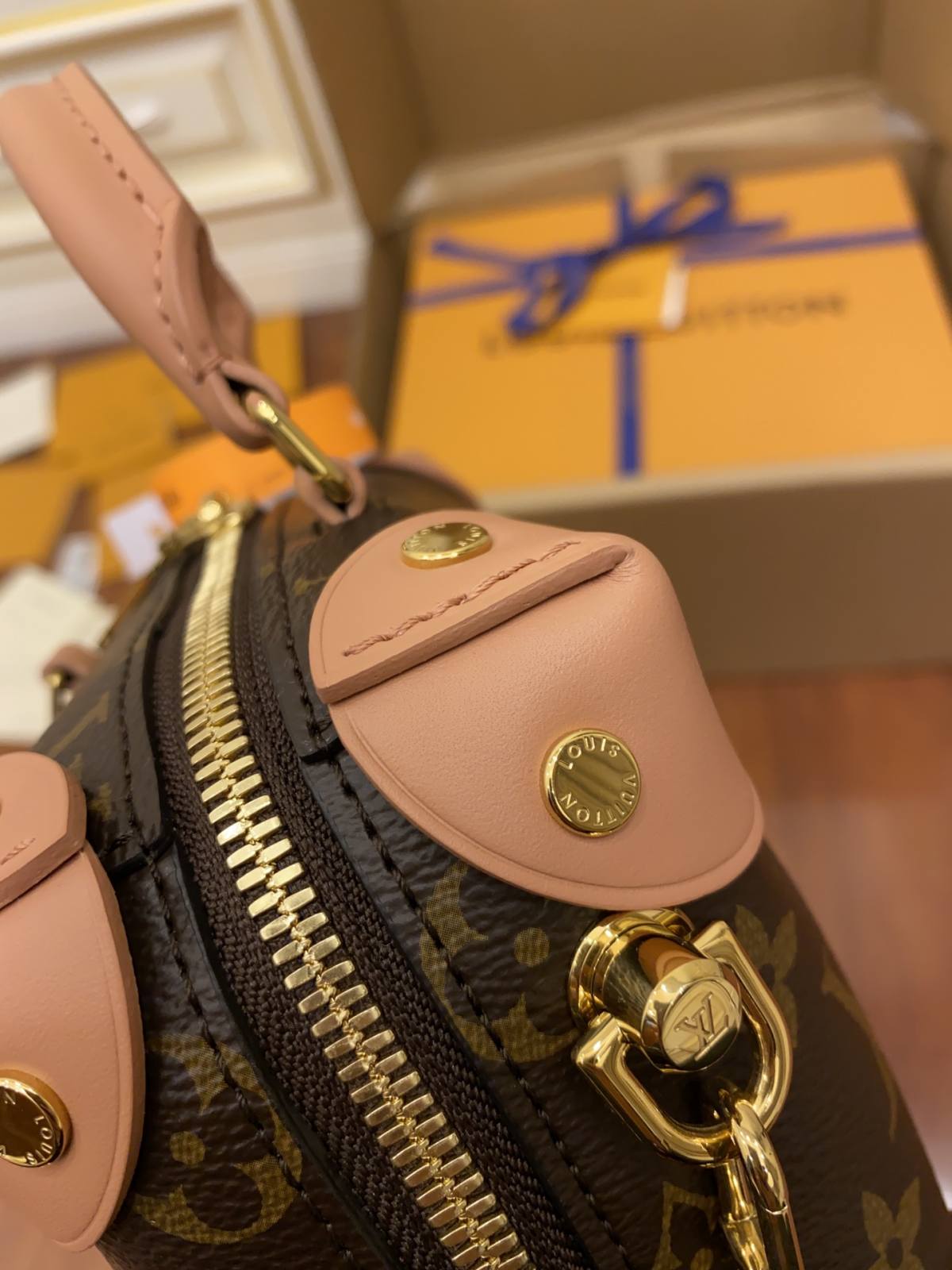 Ellebag Factory’s Replication Techniques for Louis Vuitton Petite Malle Souple Pink Bag M45531-Paras laatu väärennetty Louis Vuitton laukku verkkokauppa, replika suunnittelija laukku ru