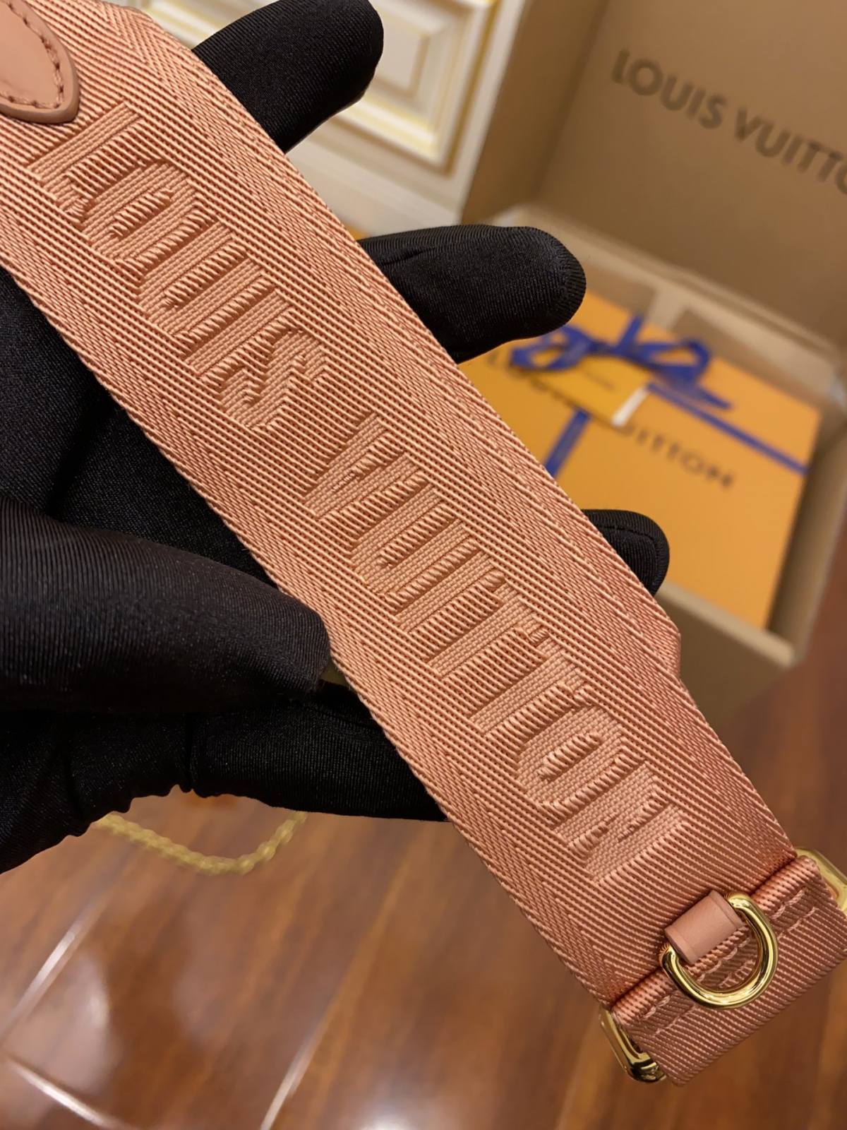 Ellebag Factory’s Replication Techniques for Louis Vuitton Petite Malle Souple Pink Bag M45531-Bästa kvalitet Fake Louis Vuitton Bag Online Store, Replica designer bag ru