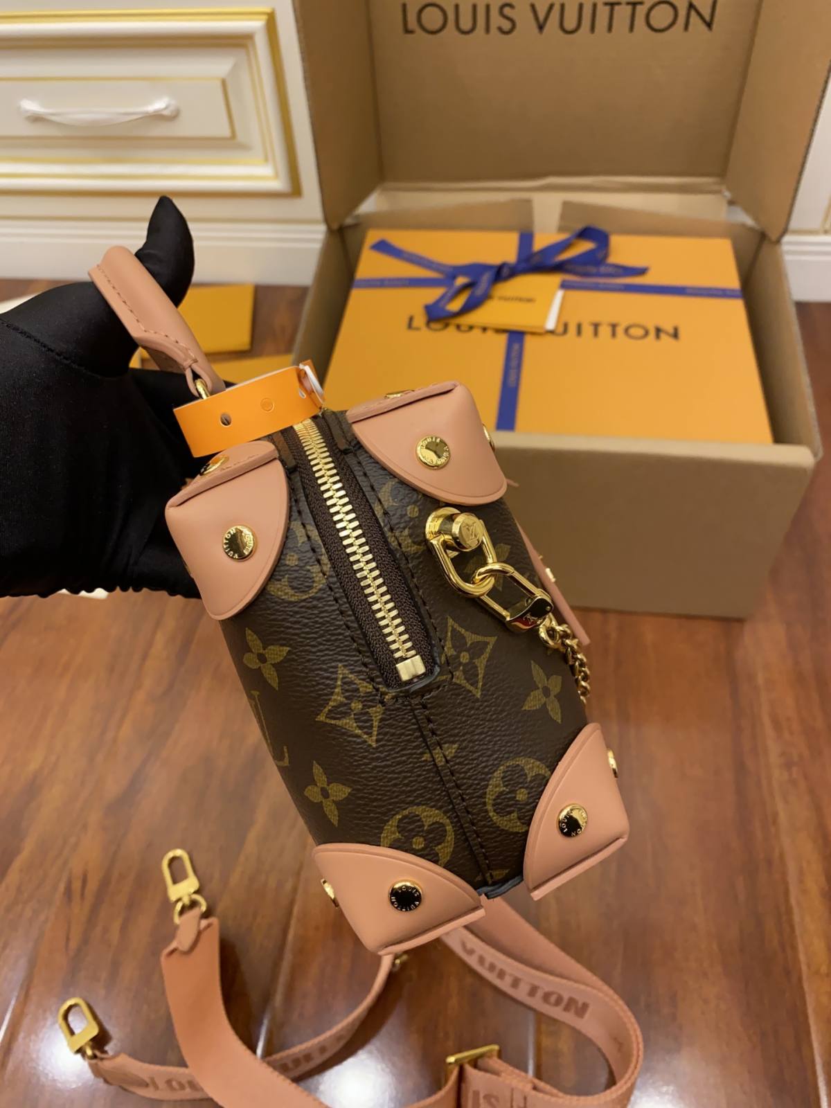 Ellebag Factory’s Replication Techniques for Louis Vuitton Petite Malle Souple Pink Bag M45531-ʻOi aku ka maikaʻi o ka ʻeke Louis Vuitton ʻeke hoʻopunipuni ma ka hale kūʻai pūnaewele, ʻeke hoʻolālā kope ru