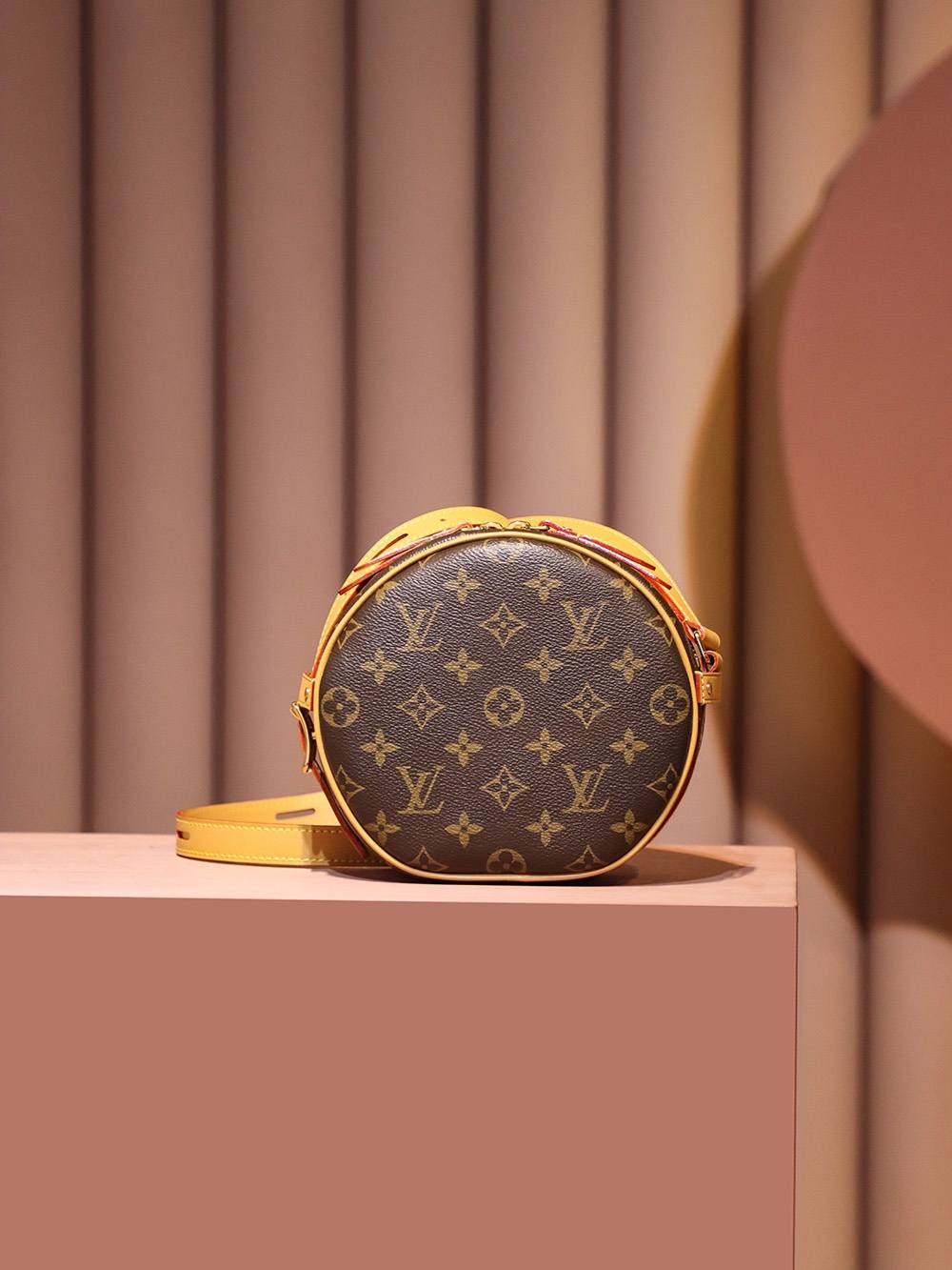 Ellebag Factory’s Replication Techniques for Louis Vuitton BOÎTE CHAPEAU SOUPLE Mini Bag M45578-Legjobb minőségű hamis Louis Vuitton táska online áruház, replika designer táska ru