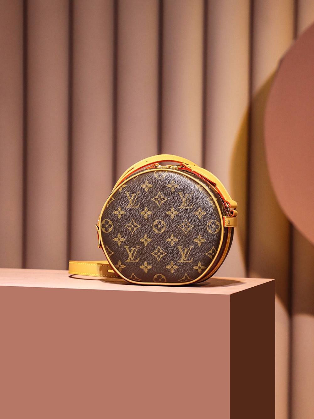 Ellebag Factory’s Replication Techniques for Louis Vuitton BOÎTE CHAPEAU SOUPLE Mini Bag M45578-Najlepsza jakość fałszywych torebek Louis Vuitton Sklep internetowy, projektant repliki torebki ru