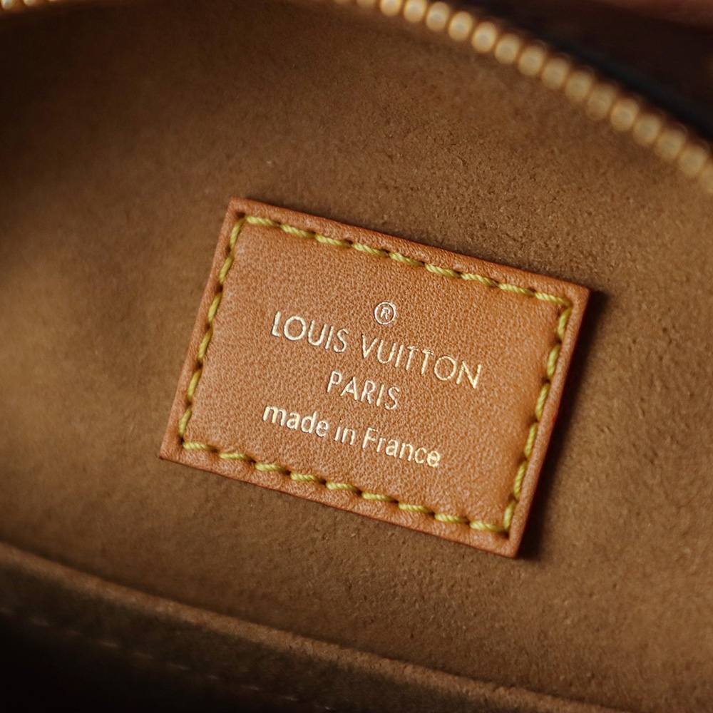 Ellebag Factory’s Replication Techniques for Louis Vuitton BOÎTE CHAPEAU SOUPLE Mini Bag M45578-Legjobb minőségű hamis Louis Vuitton táska online áruház, replika designer táska ru