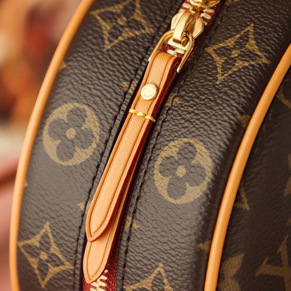 Ellebag Factory’s Replication Techniques for Louis Vuitton BOÎTE CHAPEAU SOUPLE Mini Bag M45578-Legjobb minőségű hamis Louis Vuitton táska online áruház, replika designer táska ru