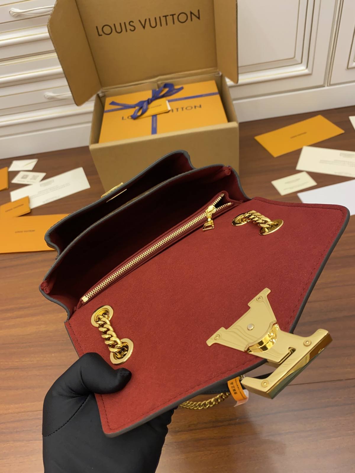 Ellebag Factory’s Replication Techniques for Louis Vuitton PASSY Chain Bag Monogram with Gold Hardware (M45592)-Beste Qualität gefälschte Louis Vuitton-Taschen Online-Shop, Replik-Designer-Tasche ru