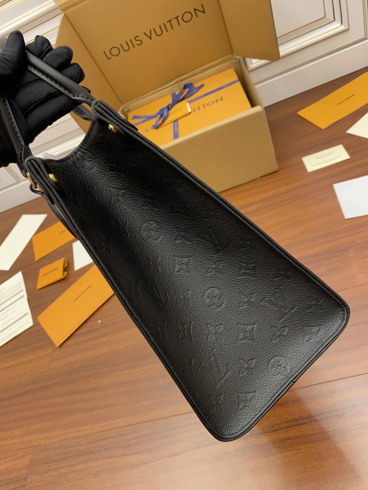 Ellebag Factory’s Replication Techniques for Louis Vuitton M45595 Black Pressed Flower ONTHEGO Medium Handbag-Best Quality Fake Louis Vuitton Bag Online Store ، حقيبة مصمم طبق الأصل ru