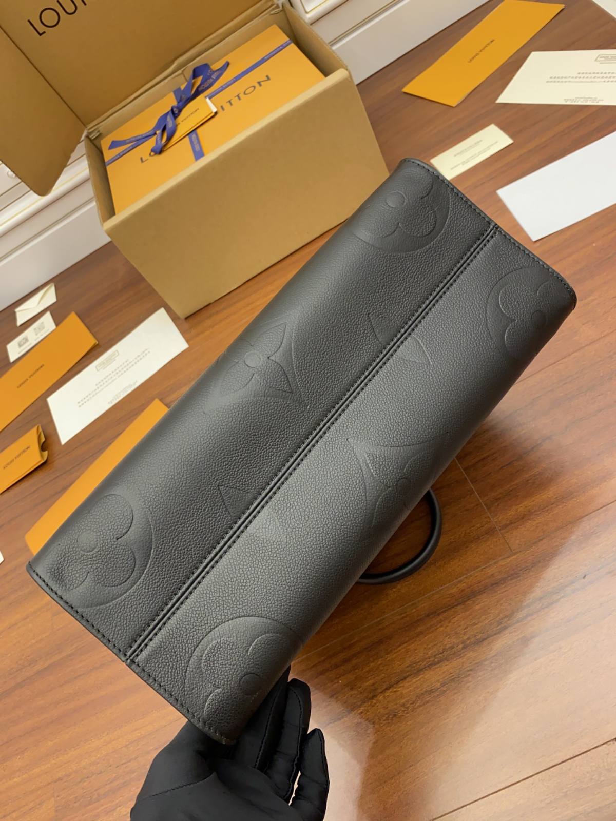 Ellebag Factory’s Replication Techniques for Louis Vuitton M45595 Black Pressed Flower ONTHEGO Medium Handbag-最高品質の偽のルイヴィトンバッグオンラインストア、レプリカデザイナーバッグru