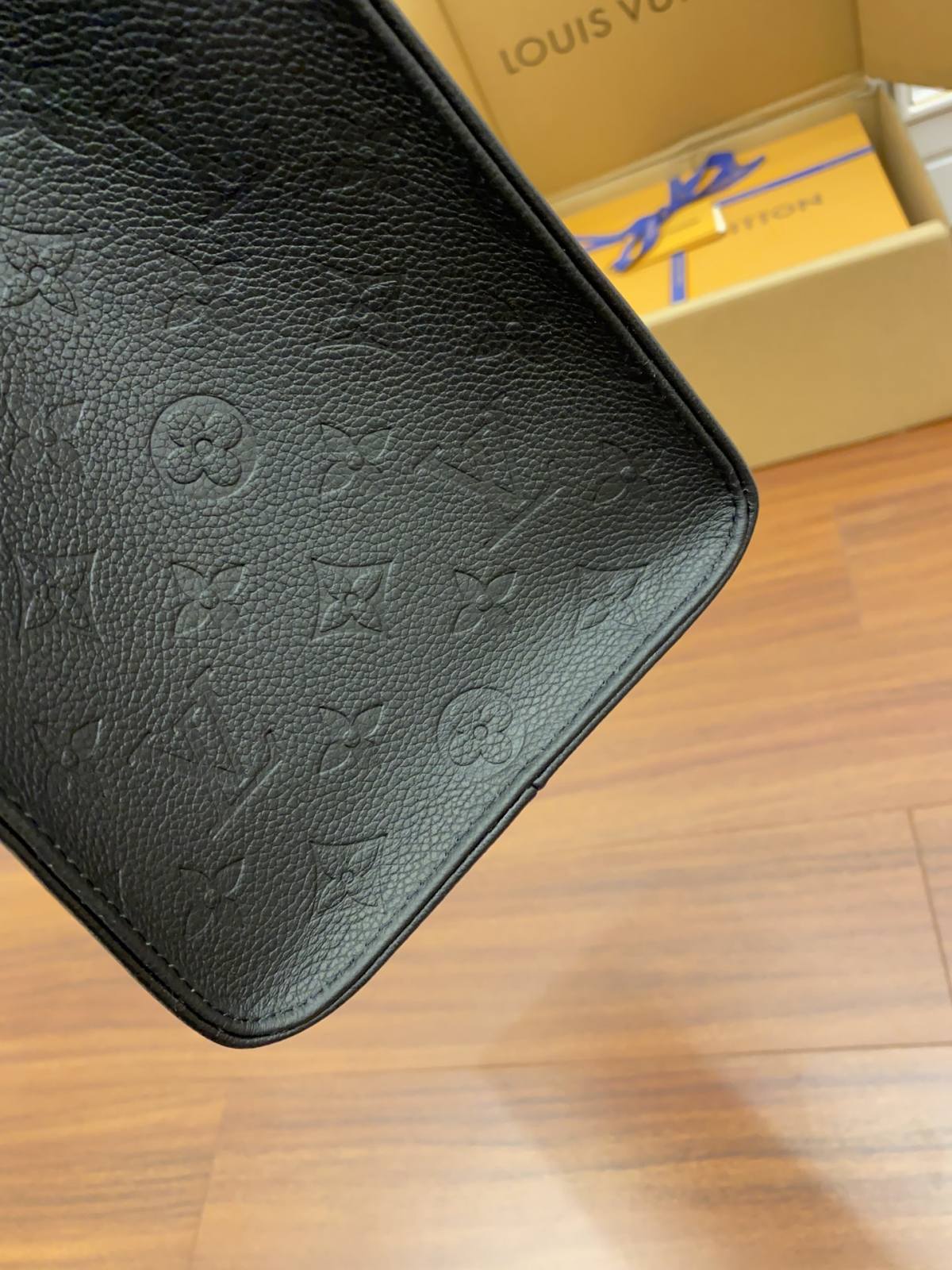 Ellebag Factory’s Replication Techniques for Louis Vuitton M45595 Black Pressed Flower ONTHEGO Medium Handbag-Duka la Mtandaoni la Begi Bandia ya Louis Vuitton ya Ubora, Begi la wabuni wa Replica ru