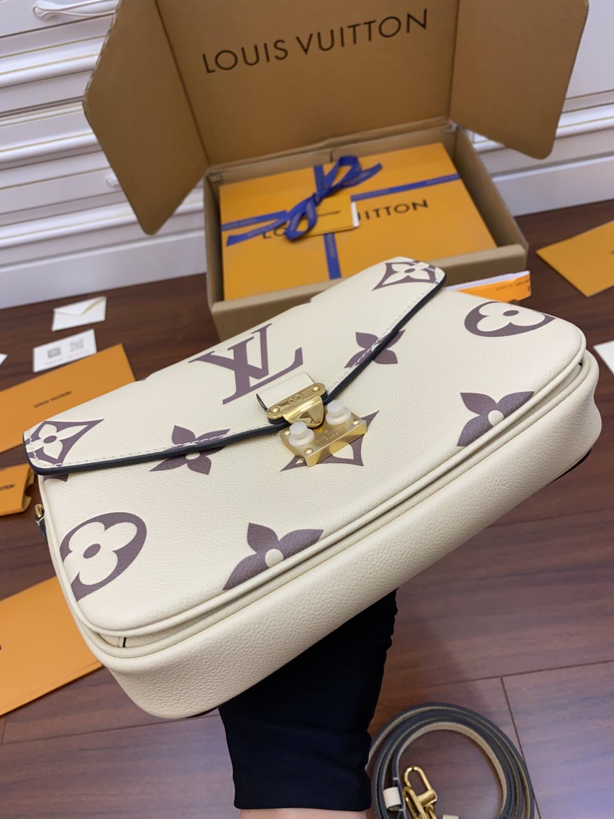 Ellebag Factory’s Replication Techniques for Louis Vuitton M45596 White Print Pochette Métis 2021 Spring-Labākās kvalitātes viltotās Louis Vuitton somas tiešsaistes veikals, dizaineru somas kopija ru