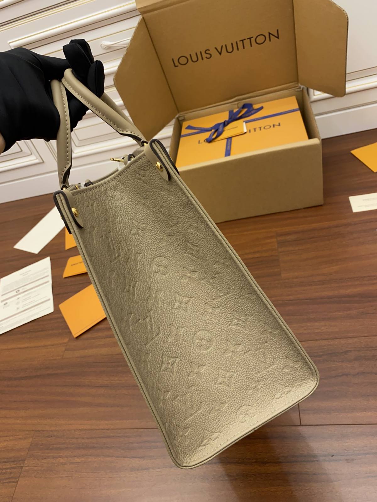 Ellebag Factory’s Replication Techniques for Louis Vuitton M45607 Elephant Grey Embossed ONTHEGO Small Handbag-בעסטער קוואַליטעט שווינדל לוי ווויטטאָן באַג אָנליין קראָם, רעפּליקע דיזיינער זעקל רו