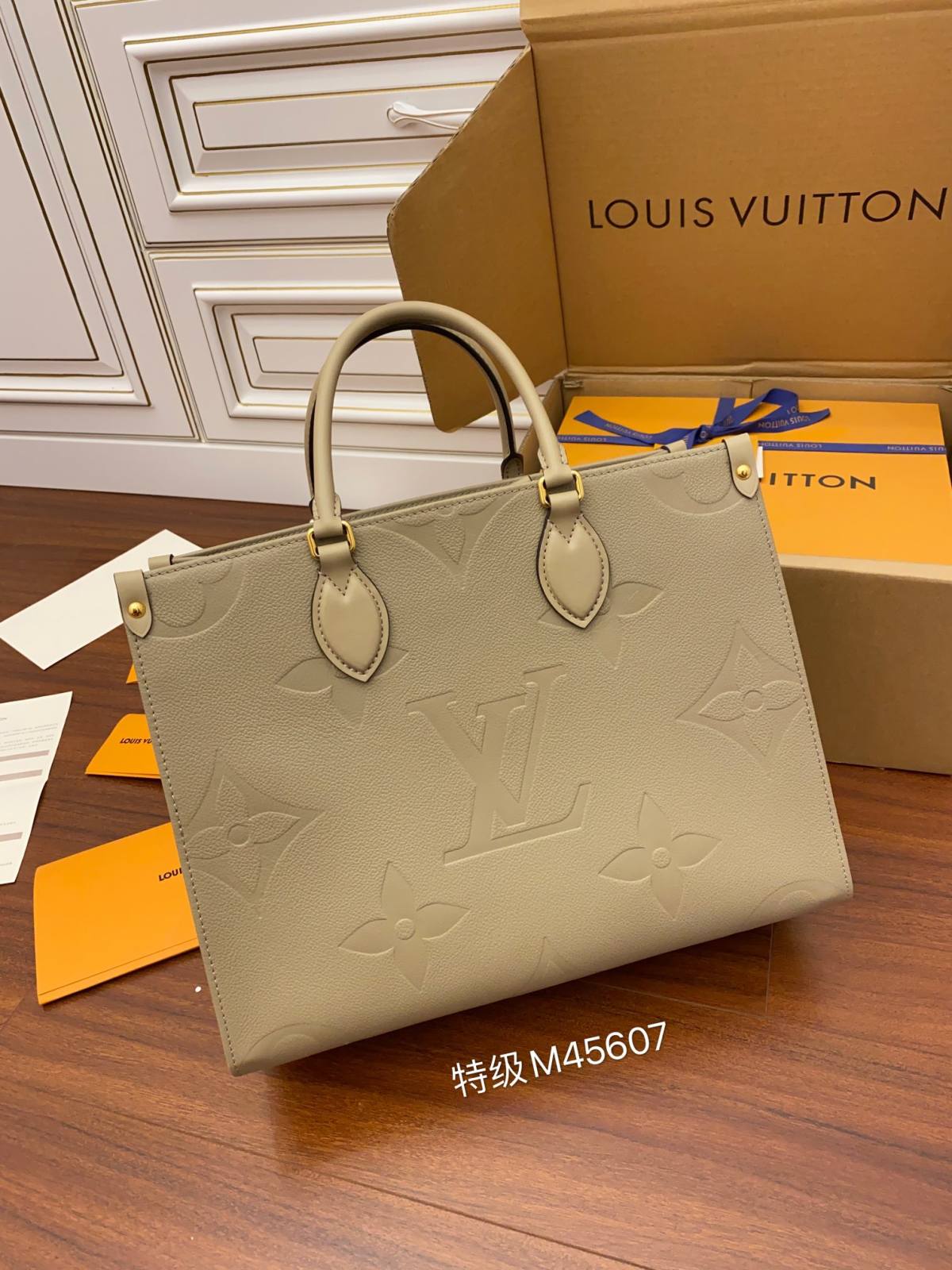 Ellebag Factory’s Replication Techniques for Louis Vuitton M45607 Elephant Grey Embossed ONTHEGO Small Handbag-בעסטער קוואַליטעט שווינדל לוי ווויטטאָן באַג אָנליין קראָם, רעפּליקע דיזיינער זעקל רו