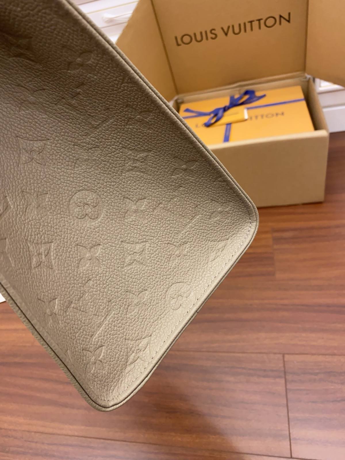 Ellebag Factory’s Replication Techniques for Louis Vuitton M45607 Elephant Grey Embossed ONTHEGO Small Handbag-בעסטער קוואַליטעט שווינדל לוי ווויטטאָן באַג אָנליין קראָם, רעפּליקע דיזיינער זעקל רו