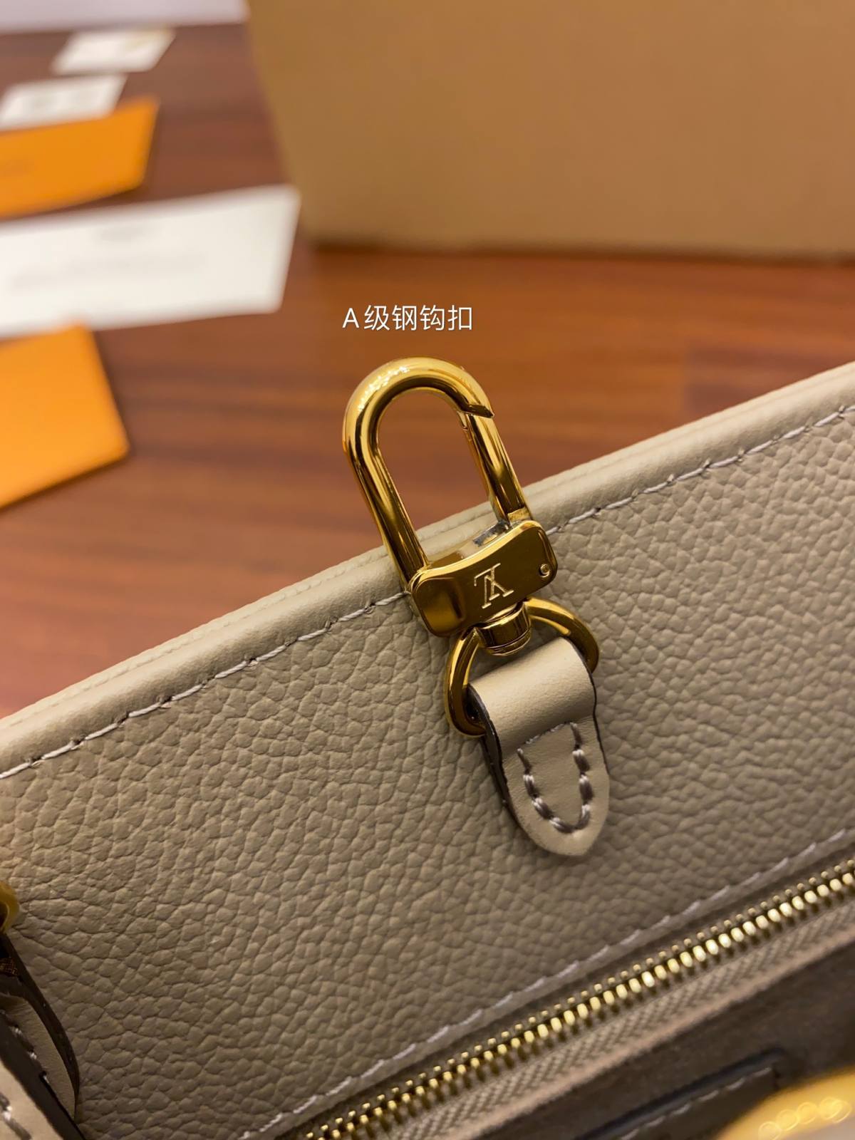 Ellebag Factory’s Replication Techniques for Louis Vuitton M45607 Elephant Grey Embossed ONTHEGO Small Handbag-בעסטער קוואַליטעט שווינדל לוי ווויטטאָן באַג אָנליין קראָם, רעפּליקע דיזיינער זעקל רו