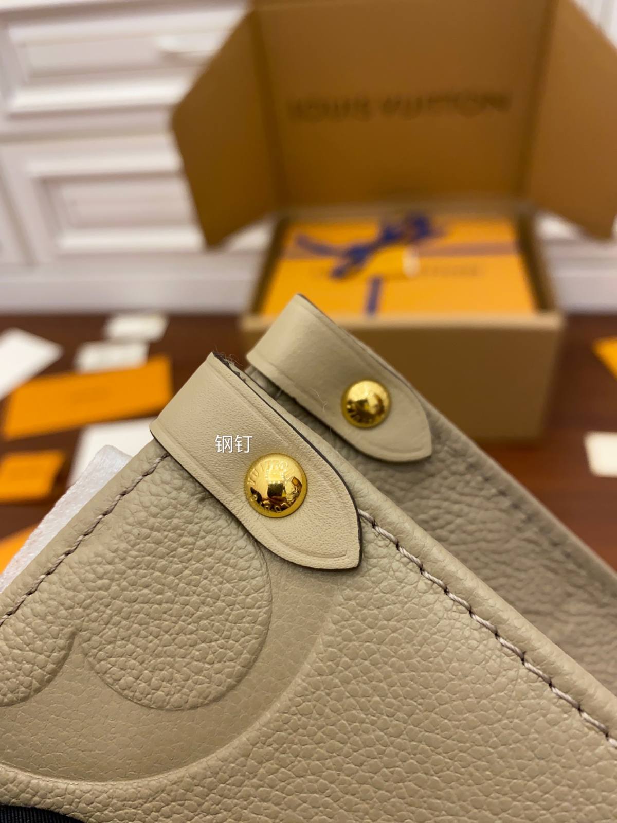 Ellebag Factory’s Replication Techniques for Louis Vuitton M45607 Elephant Grey Embossed ONTHEGO Small Handbag-最高品質の偽のルイヴィトンバッグオンラインストア、レプリカデザイナーバッグru