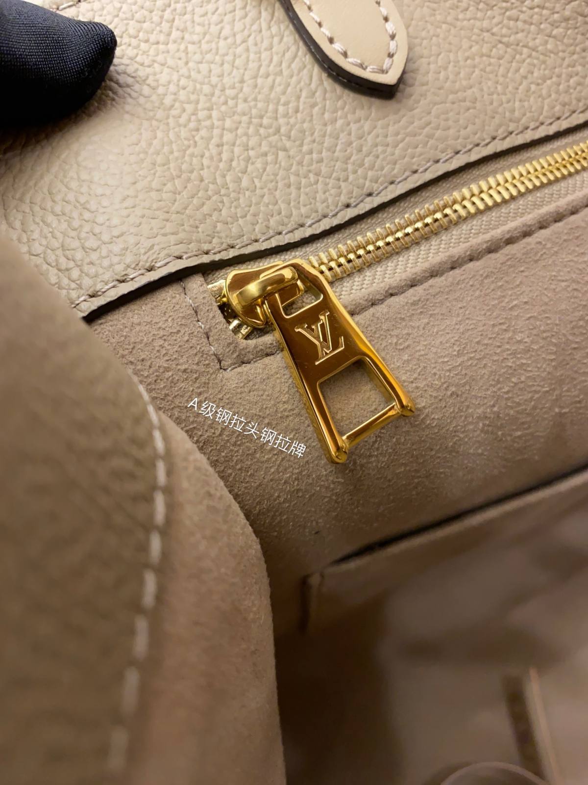 Ellebag Factory’s Replication Techniques for Louis Vuitton M45607 Elephant Grey Embossed ONTHEGO Small Handbag-Magazin online de geanți Louis Vuitton fals de cea mai bună calitate, geantă de designer replica ru