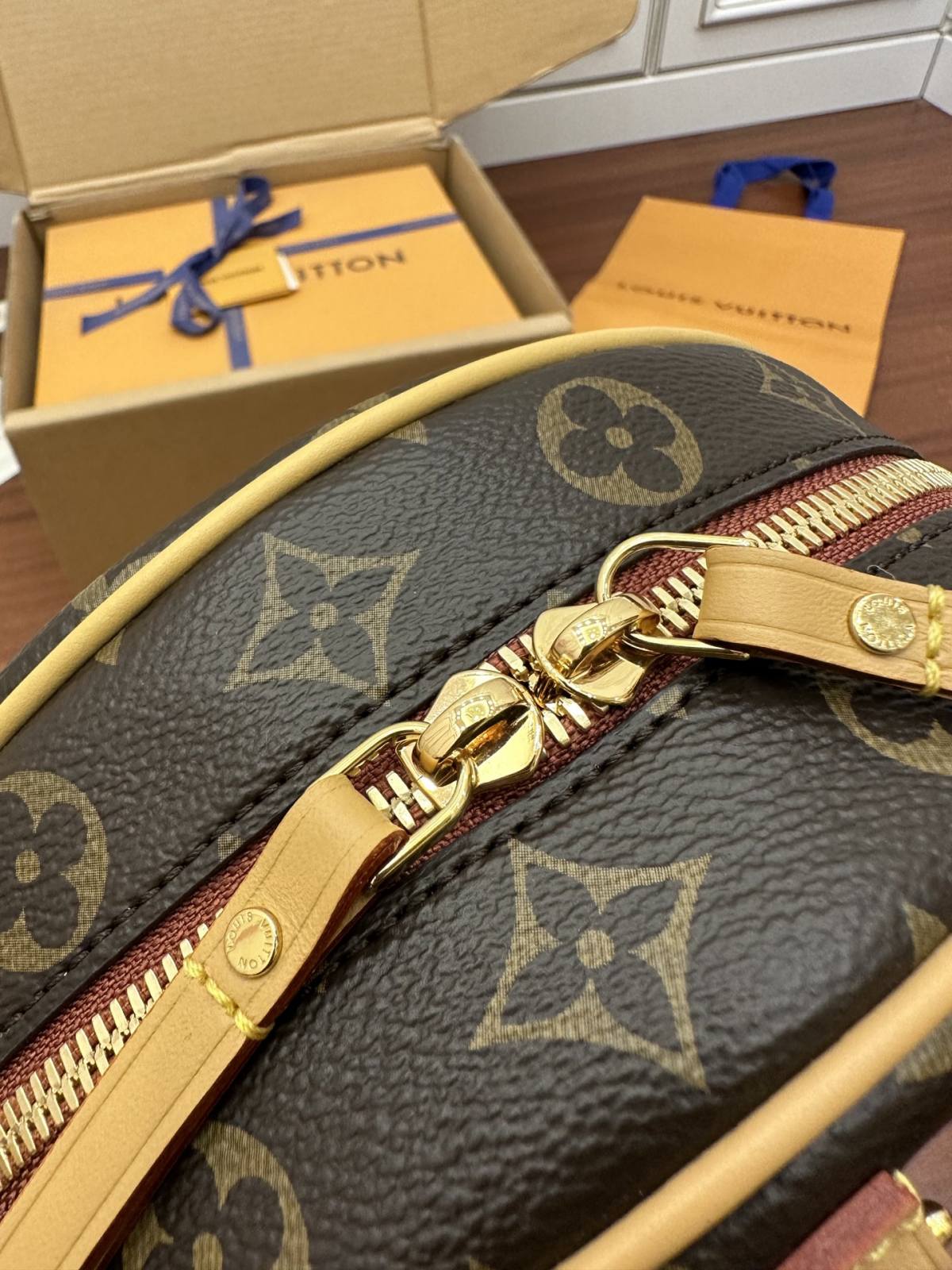 Ellebag Factory’s Replication Techniques for Louis Vuitton BOITE CHAPEAU SOUPLE Bag (M45647)-Dyqani në internet i çantave të rreme Louis Vuitton me cilësi më të mirë, çanta modeli kopje ru