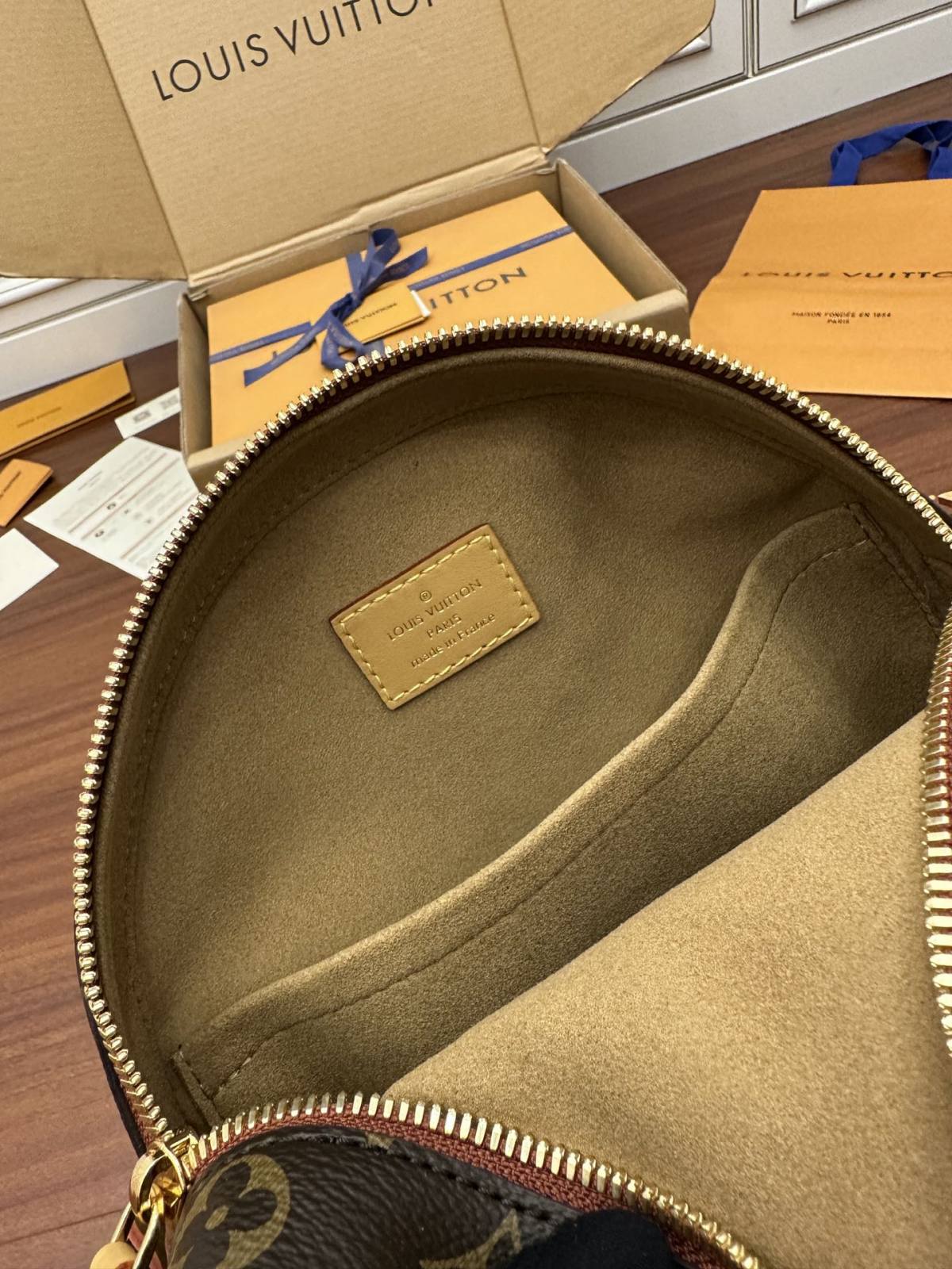 Ellebag Factory’s Replication Techniques for Louis Vuitton BOITE CHAPEAU SOUPLE Bag (M45647)-Dyqani në internet i çantave të rreme Louis Vuitton me cilësi më të mirë, çanta modeli kopje ru