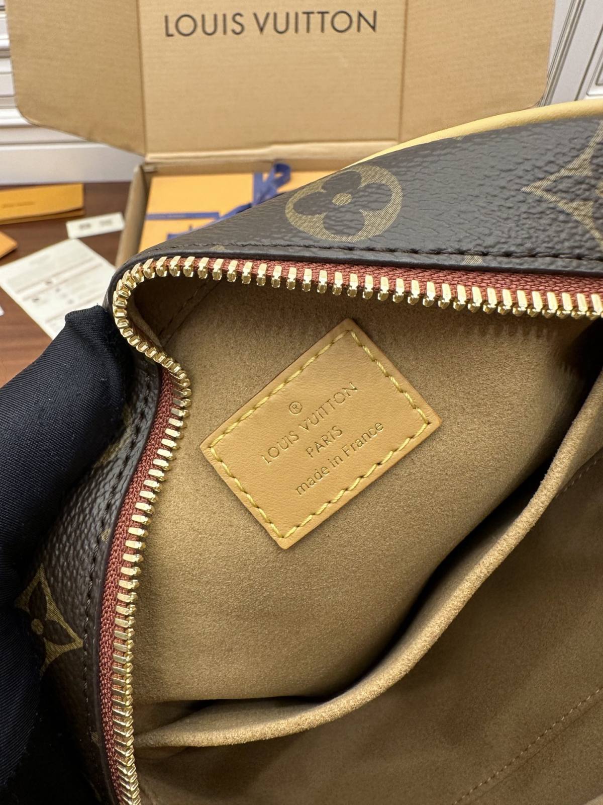 Ellebag Factory’s Replication Techniques for Louis Vuitton BOITE CHAPEAU SOUPLE Bag (M45647)-Negozio in linea della borsa falsa di Louis Vuitton di migliore qualità, borsa del progettista della replica ru