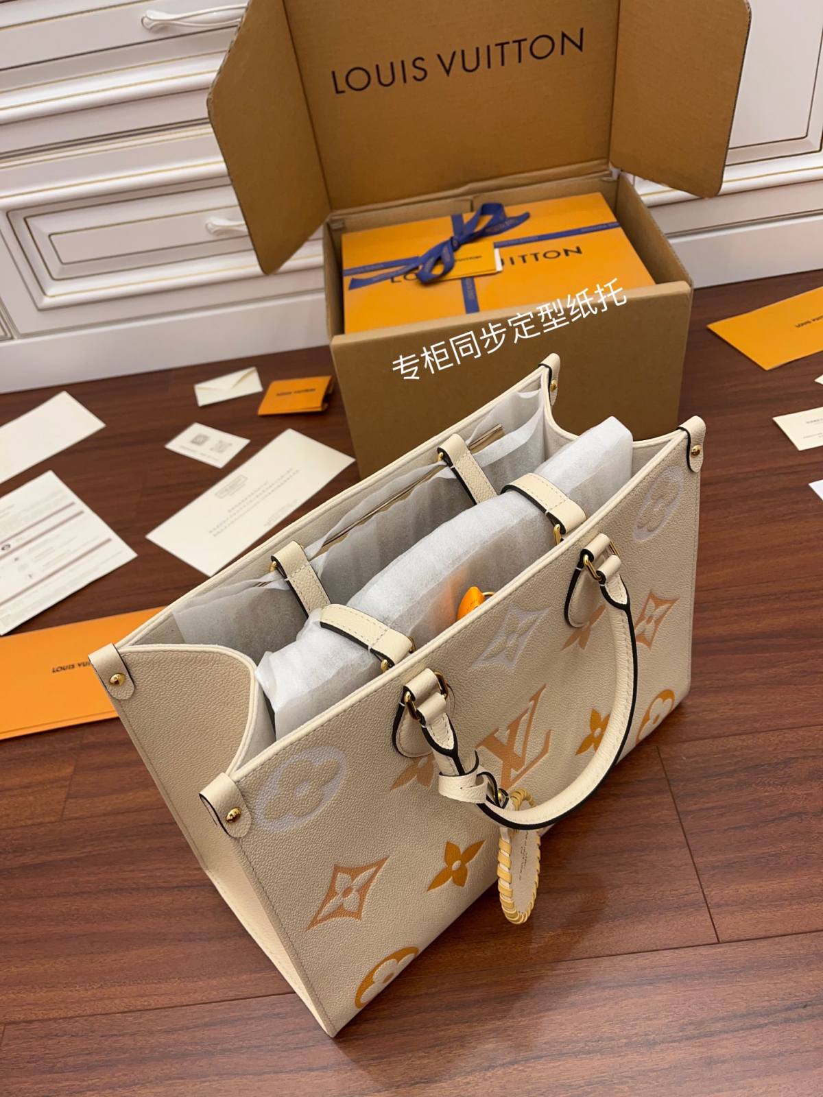 Ellebag Factory’s Replication Techniques for Louis Vuitton ONTHEGO Medium Handbag (M45717) – Vanilla Yellow (By The Pool Capsule Collection)-အရည်အသွေးအကောင်းဆုံးအတု Louis Vuitton Bag အွန်လိုင်းစတိုး၊ ပုံစံတူဒီဇိုင်နာအိတ် ru