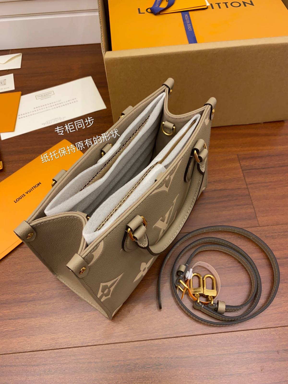 Ellebag Factory’s Replication Techniques for Louis Vuitton M45779 Elephant Gray Onthego Small Tote Bag-최고의 품질 가짜 루이비통 가방 온라인 스토어, 복제 디자이너 가방 ru