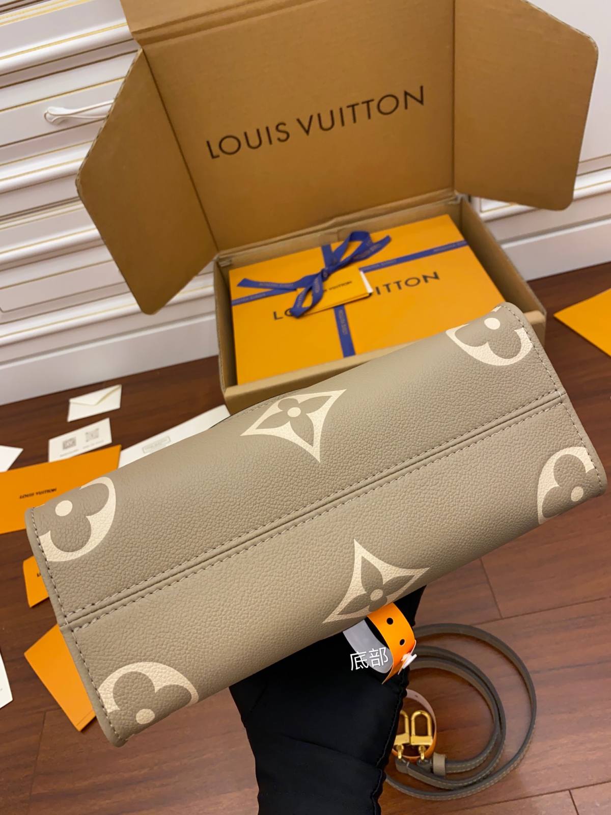 Ellebag Factory’s Replication Techniques for Louis Vuitton M45779 Elephant Gray Onthego Small Tote Bag-Botiga en línia de bosses falses de Louis Vuitton de millor qualitat, rèplica de bosses de disseny ru