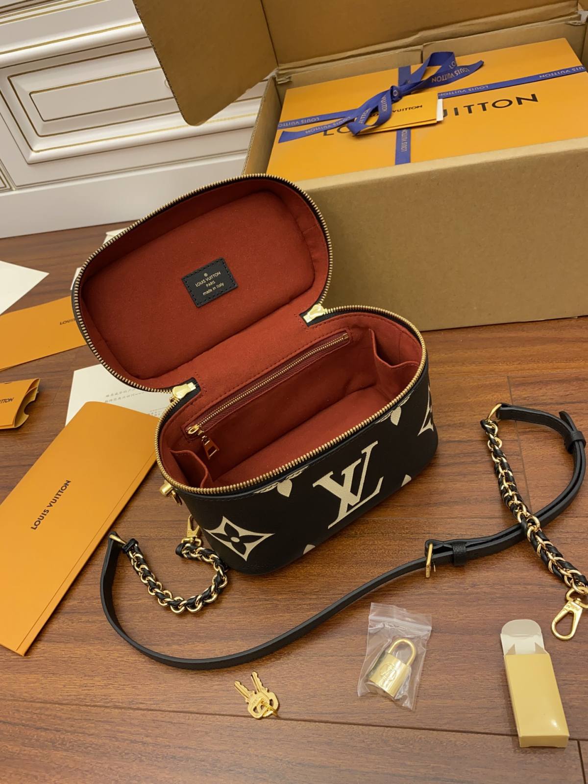 Ellebag Factory’s Replication Techniques for Louis Vuitton M45780 Black Embossed Vanity Small Handbag-Beste Qualität gefälschte Louis Vuitton-Taschen Online-Shop, Replik-Designer-Tasche ru