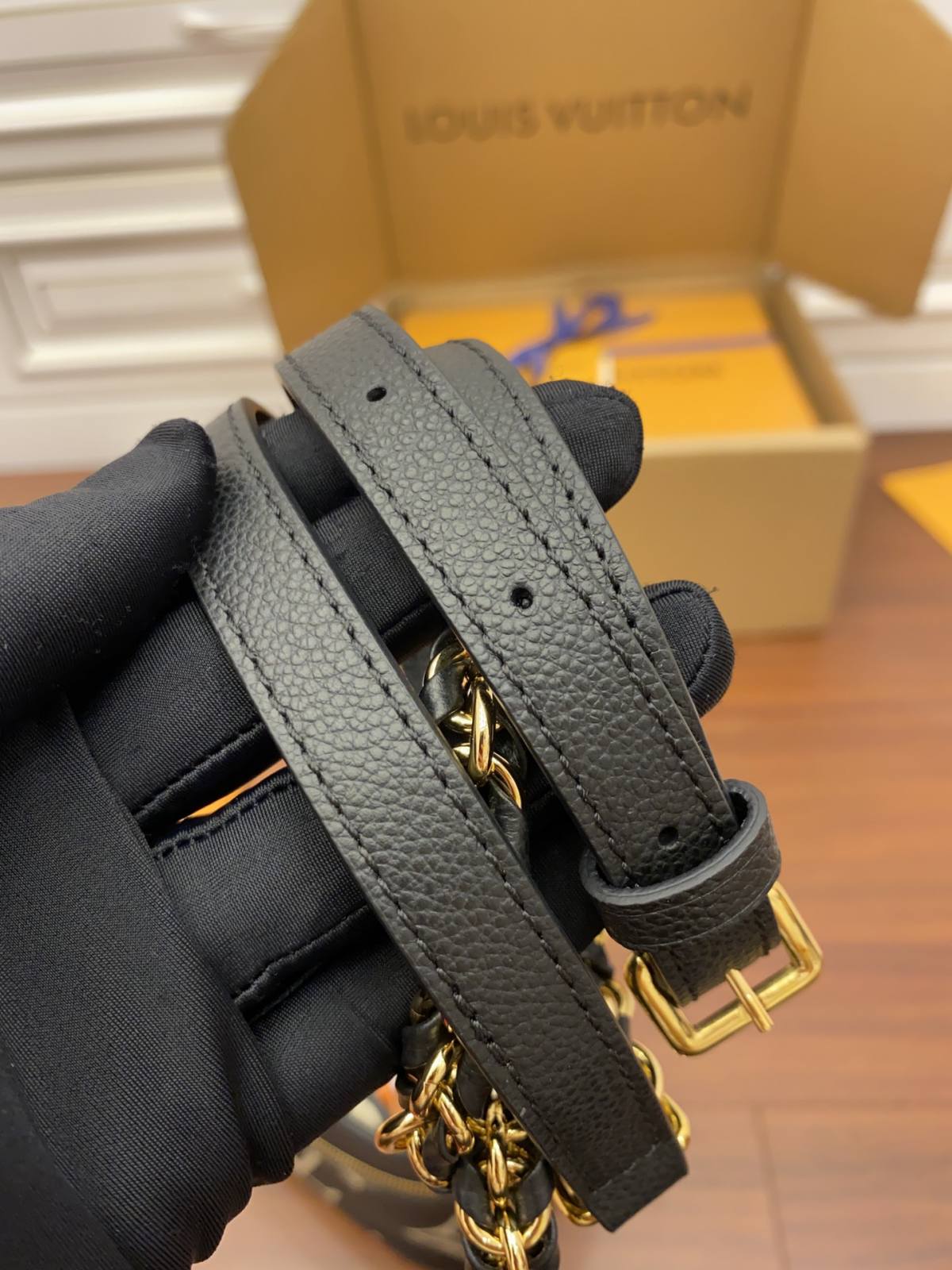 Ellebag Factory’s Replication Techniques for Louis Vuitton M45780 Black Embossed Vanity Small Handbag-Beste Qualität gefälschte Louis Vuitton-Taschen Online-Shop, Replik-Designer-Tasche ru