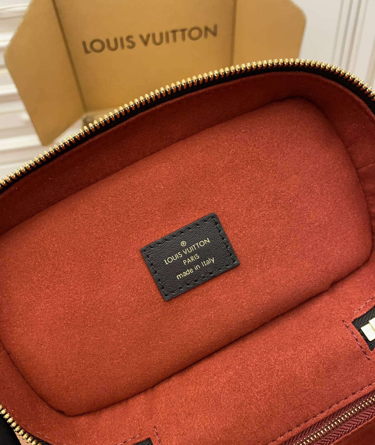 Ellebag Factory’s Replication Techniques for Louis Vuitton M45780 Black Embossed Vanity Small Handbag-Beste Qualität gefälschte Louis Vuitton-Taschen Online-Shop, Replik-Designer-Tasche ru