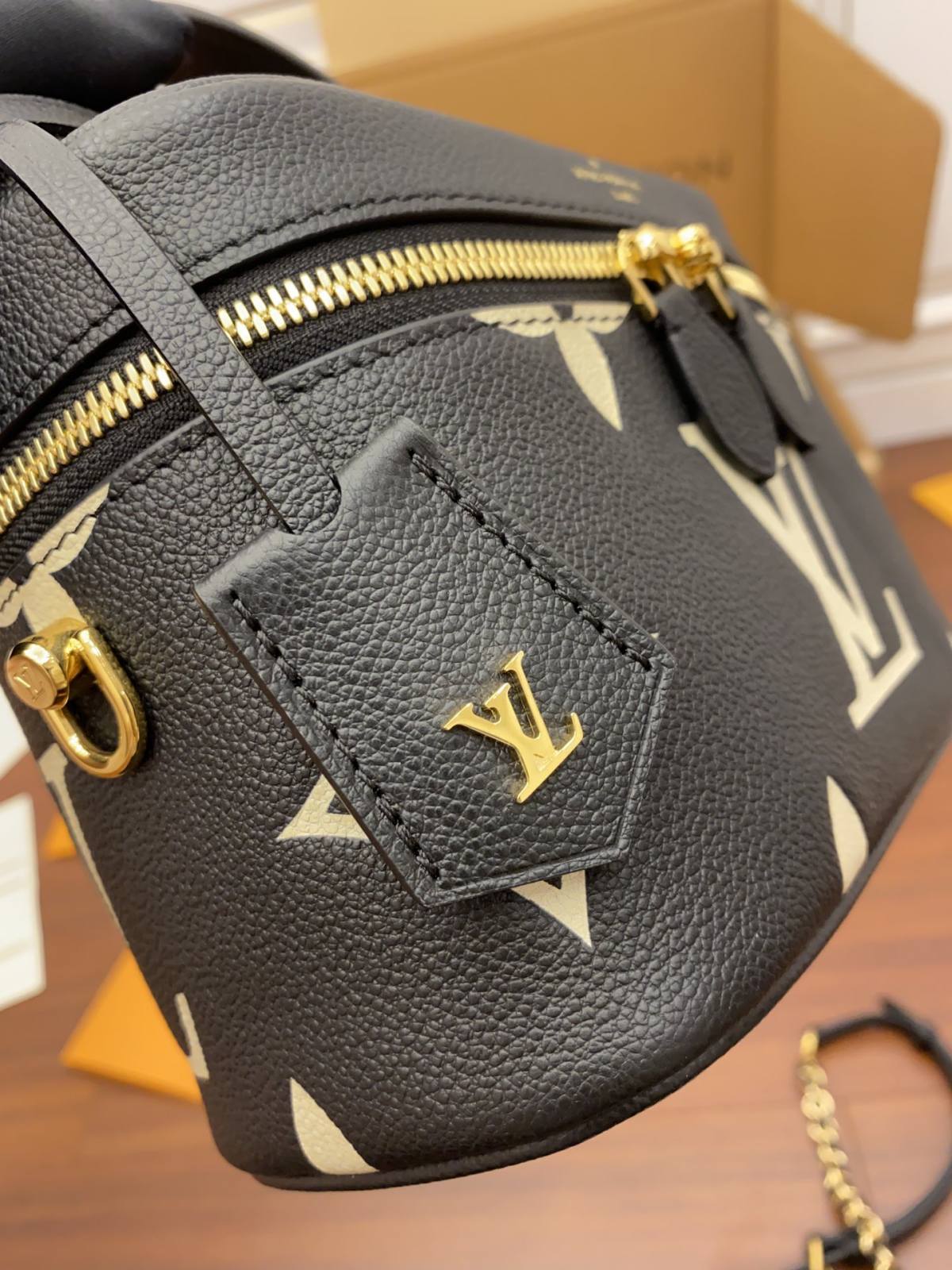 Ellebag Factory’s Replication Techniques for Louis Vuitton M45780 Black Embossed Vanity Small Handbag-Nejkvalitnější falešná taška Louis Vuitton Online Store, Replica designer bag ru