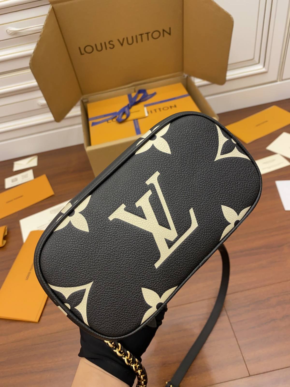 Ellebag Factory’s Replication Techniques for Louis Vuitton M45780 Black Embossed Vanity Small Handbag-Шилдэг чанарын хуурамч Louis Vuitton цүнх онлайн дэлгүүр, Replica дизайнер цүнх ru