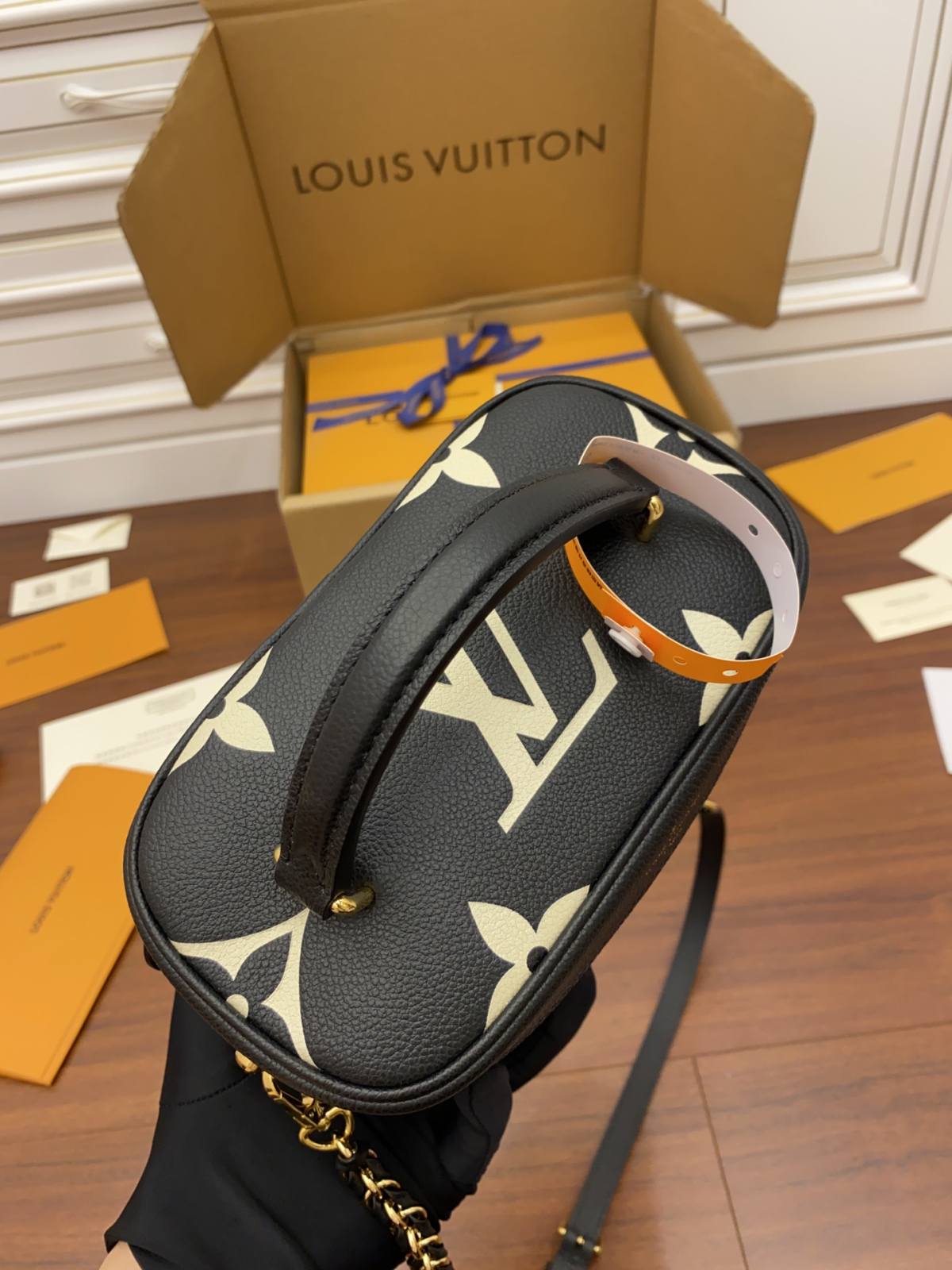 Ellebag Factory’s Replication Techniques for Louis Vuitton M45780 Black Embossed Vanity Small Handbag-Шилдэг чанарын хуурамч Louis Vuitton цүнх онлайн дэлгүүр, Replica дизайнер цүнх ru