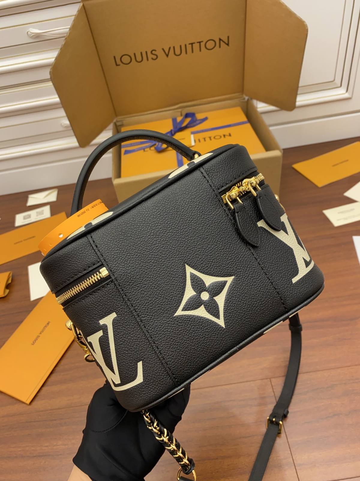 Ellebag Factory’s Replication Techniques for Louis Vuitton M45780 Black Embossed Vanity Small Handbag-Best Quality adịgboroja Louis vuitton akpa Online Store, oyiri mmebe akpa ru