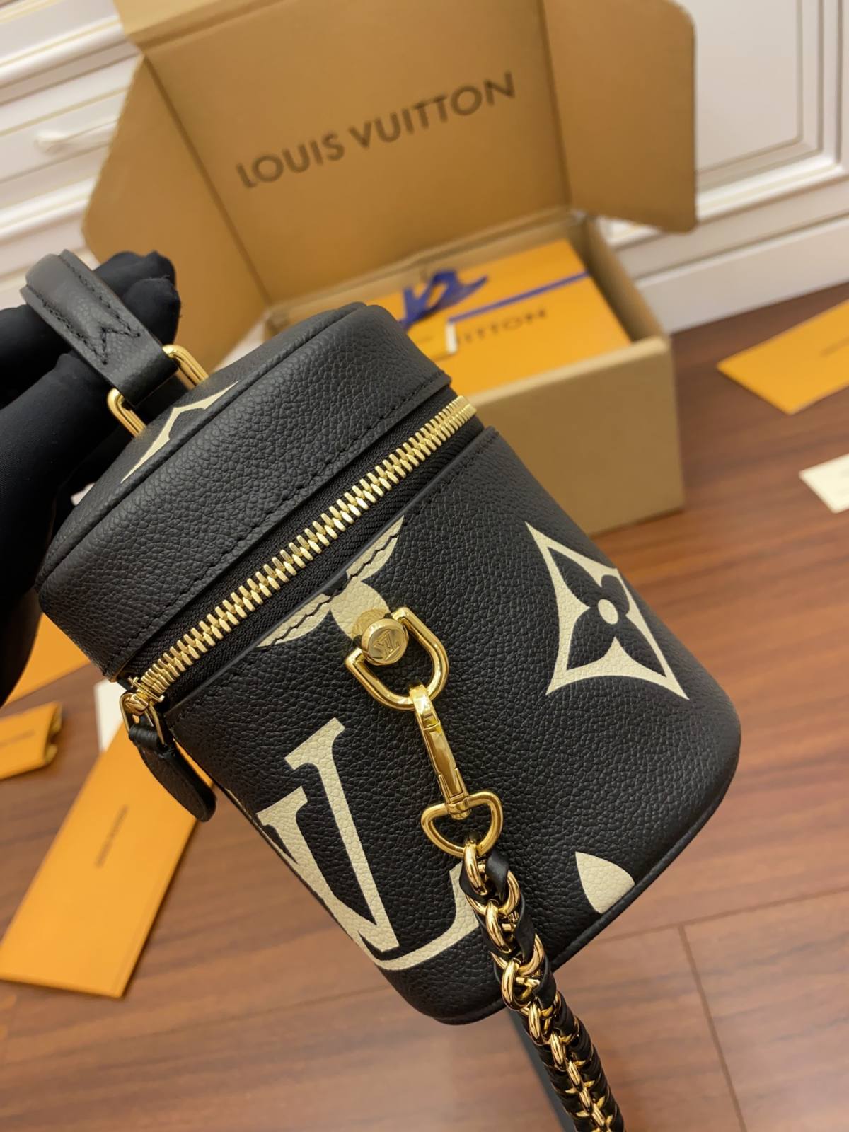 Ellebag Factory’s Replication Techniques for Louis Vuitton M45780 Black Embossed Vanity Small Handbag-L-Aħjar Kwalità Foloz Louis Vuitton Bag Online Store, Replica designer bag ru