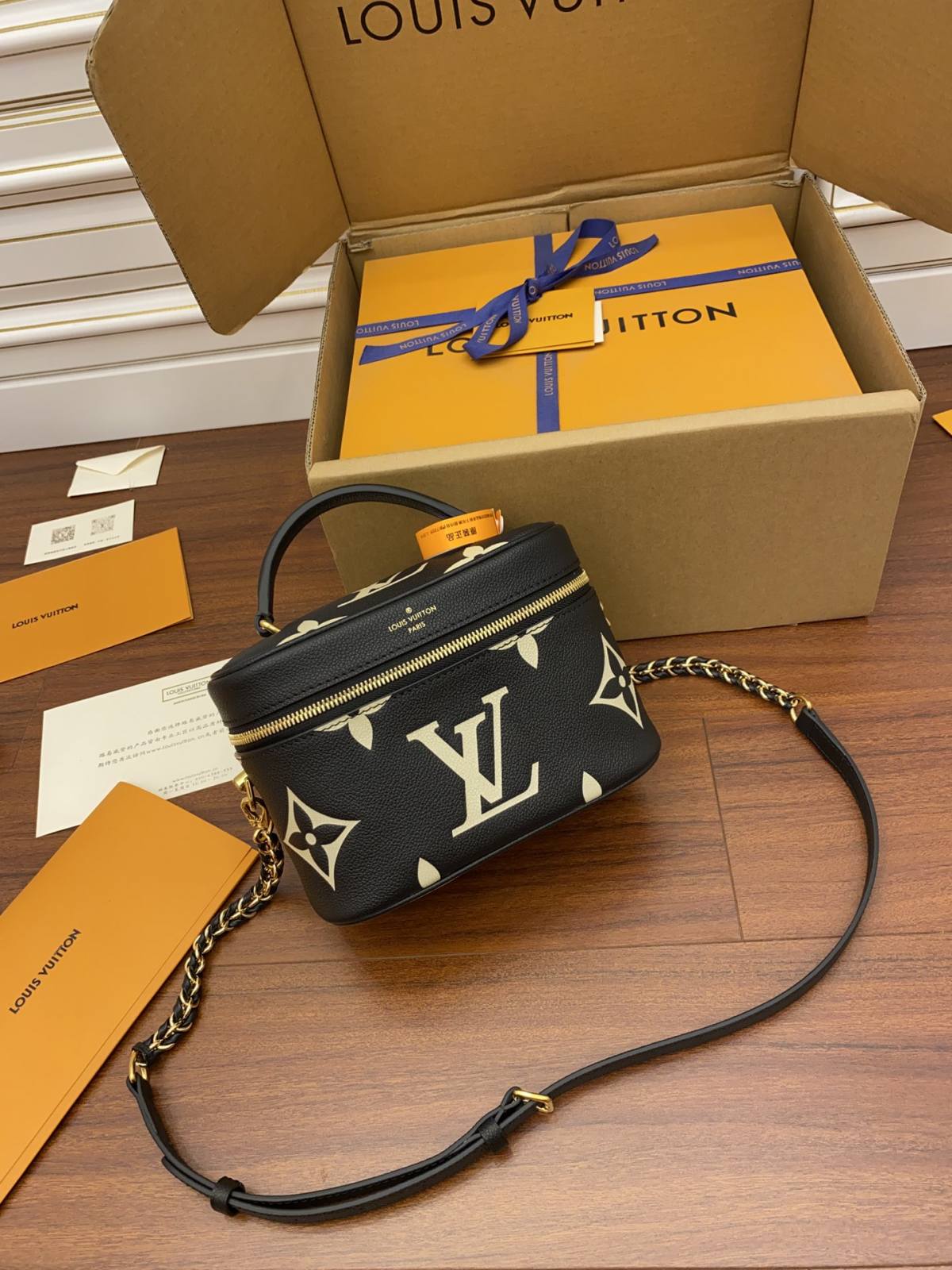 Ellebag Factory’s Replication Techniques for Louis Vuitton M45780 Black Embossed Vanity Small Handbag-Beste Qualität gefälschte Louis Vuitton-Taschen Online-Shop, Replik-Designer-Tasche ru