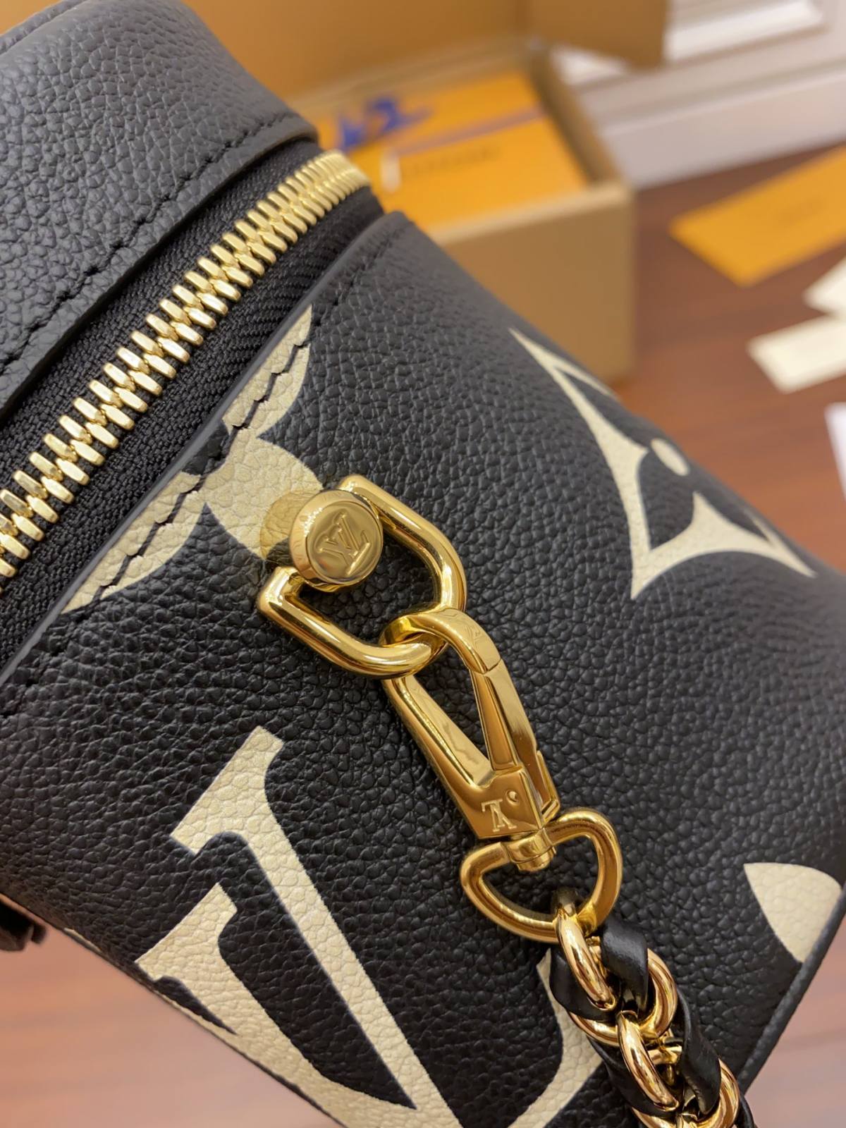 Ellebag Factory’s Replication Techniques for Louis Vuitton M45780 Black Embossed Vanity Small Handbag-Beste Qualität gefälschte Louis Vuitton-Taschen Online-Shop, Replik-Designer-Tasche ru