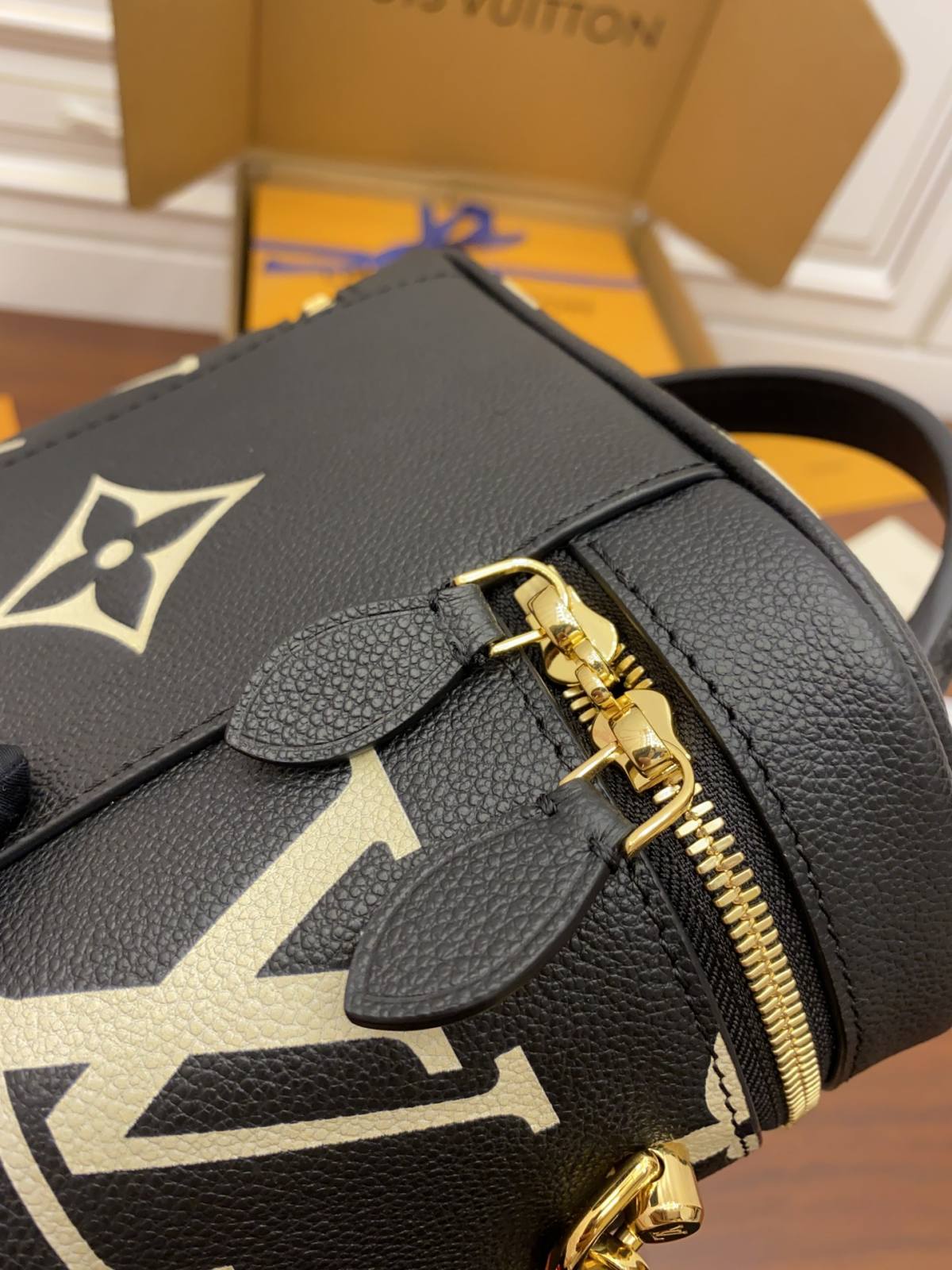 Ellebag Factory’s Replication Techniques for Louis Vuitton M45780 Black Embossed Vanity Small Handbag-Шилдэг чанарын хуурамч Louis Vuitton цүнх онлайн дэлгүүр, Replica дизайнер цүнх ru