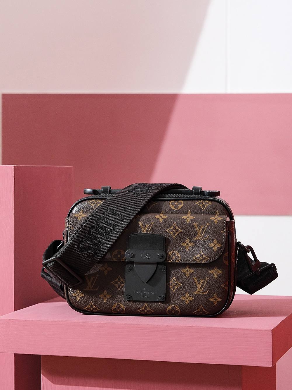 Ellebag Factory’s Replication Techniques for Louis Vuitton M45806 S Lock Messenger Bag-Najlepsza jakość fałszywych torebek Louis Vuitton Sklep internetowy, projektant repliki torebki ru