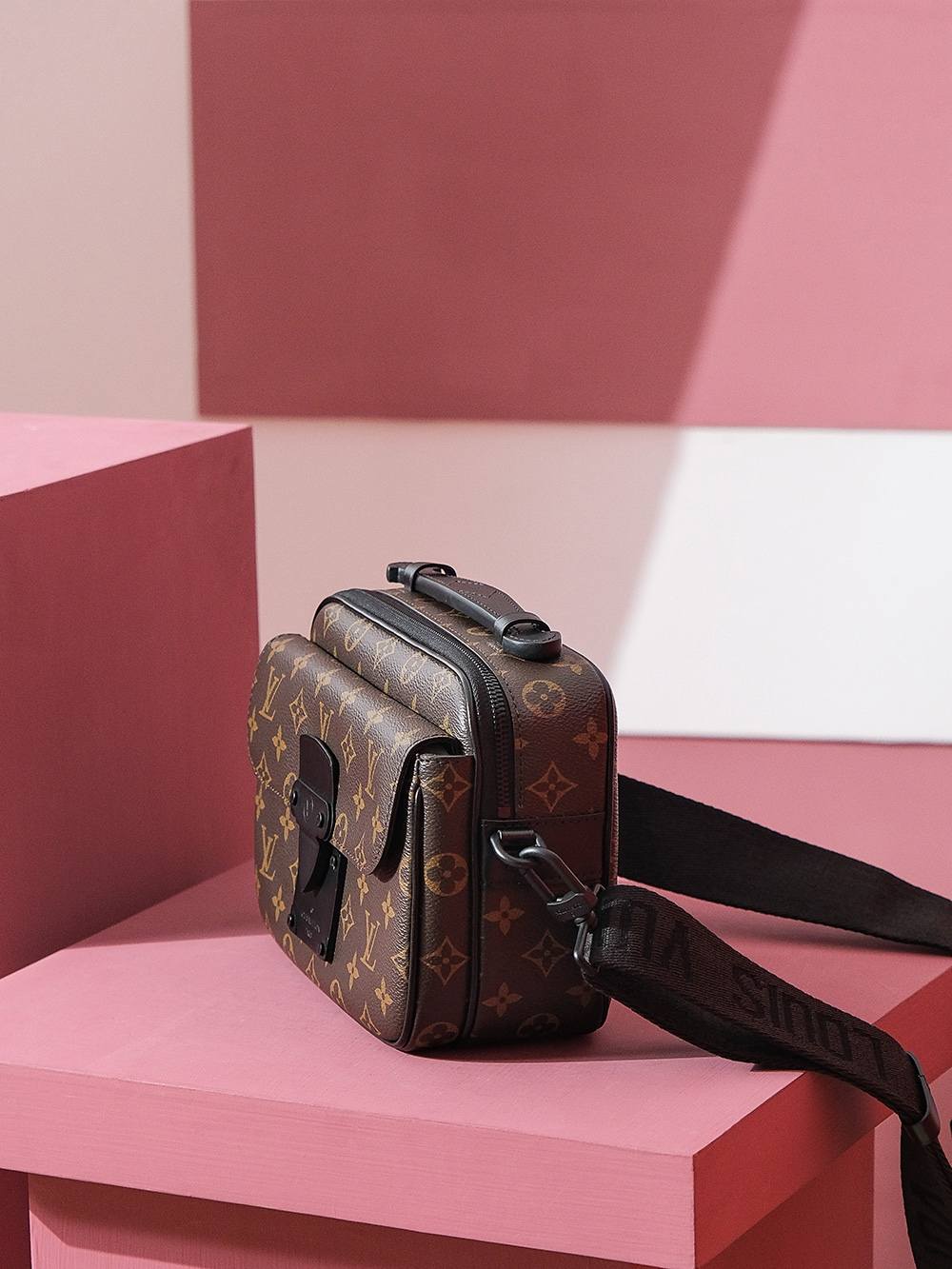 Ellebag Factory’s Replication Techniques for Louis Vuitton M45806 S Lock Messenger Bag-Magazin online de geanți Louis Vuitton fals de cea mai bună calitate, geantă de designer replica ru