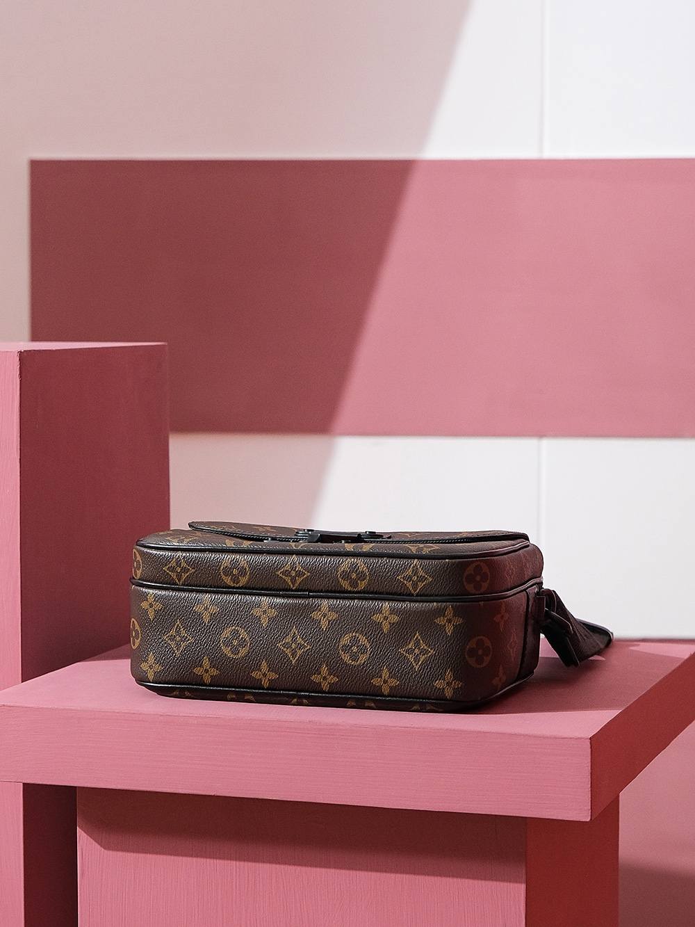 Ellebag Factory’s Replication Techniques for Louis Vuitton M45806 S Lock Messenger Bag-Magazin online de geanți Louis Vuitton fals de cea mai bună calitate, geantă de designer replica ru