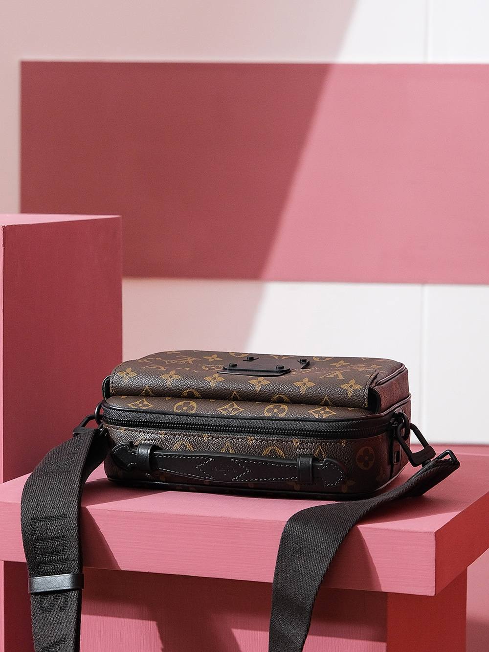 Ellebag Factory’s Replication Techniques for Louis Vuitton M45806 S Lock Messenger Bag-Magazin online de geanți Louis Vuitton fals de cea mai bună calitate, geantă de designer replica ru