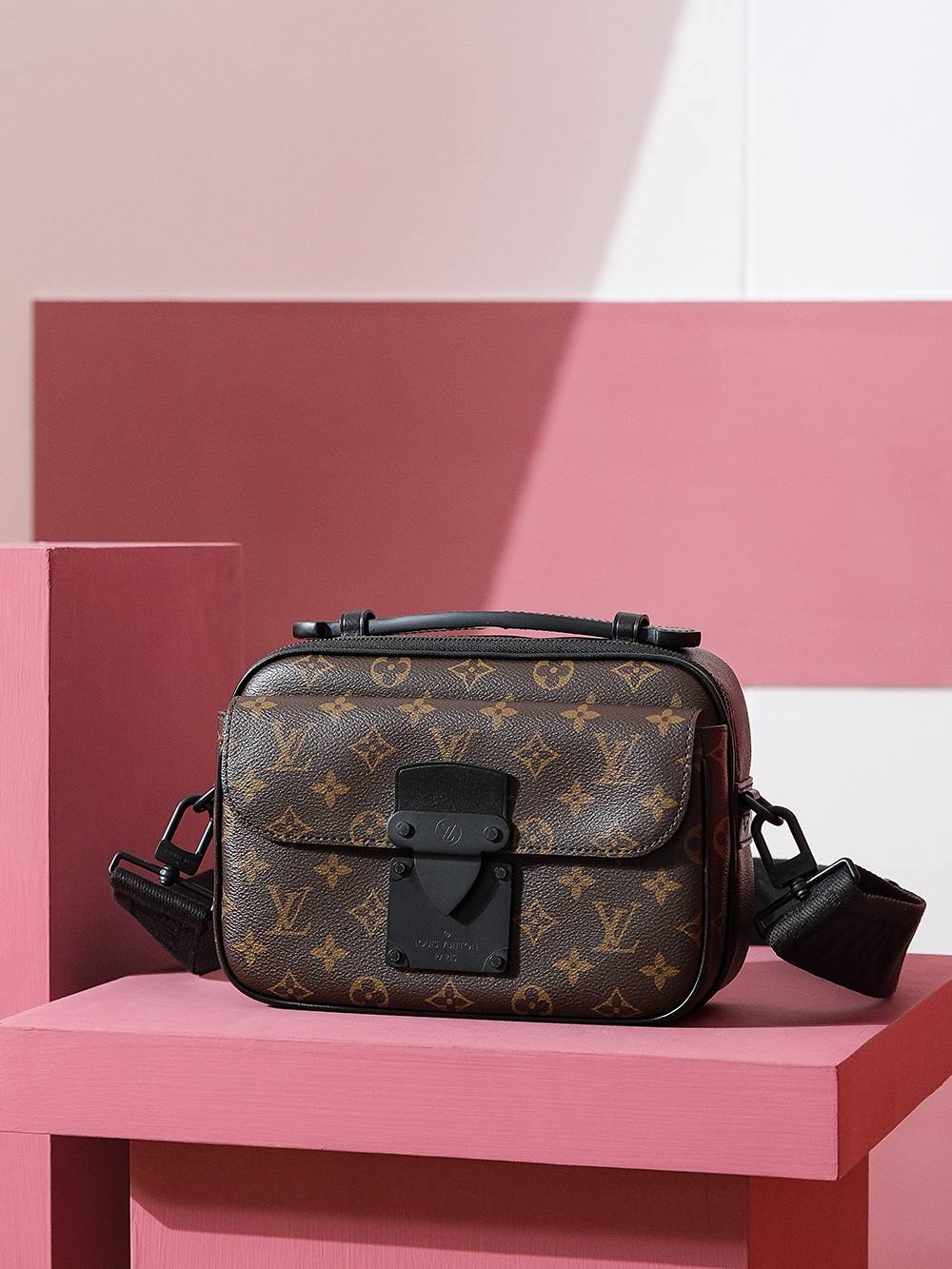 Ellebag Factory’s Replication Techniques for Louis Vuitton M45806 S Lock Messenger Bag-Najlepsza jakość fałszywych torebek Louis Vuitton Sklep internetowy, projektant repliki torebki ru